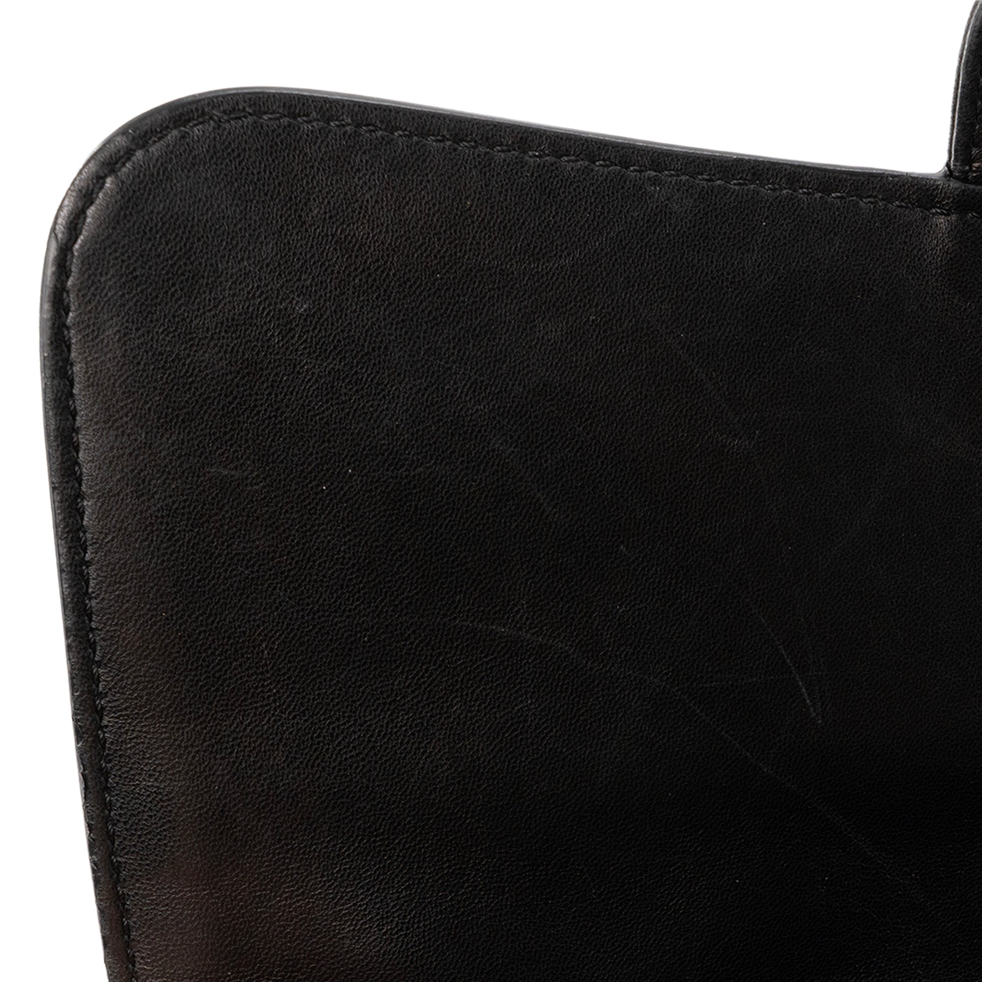 CHANEL - Sac à bandoulière Classique/Timeless Chanel en cuir lisse noir