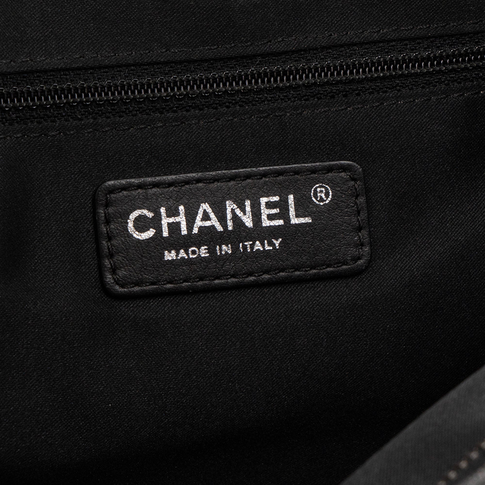 CHANEL - Sac à bandoulière Classique/Timeless Chanel en cuir lisse noir