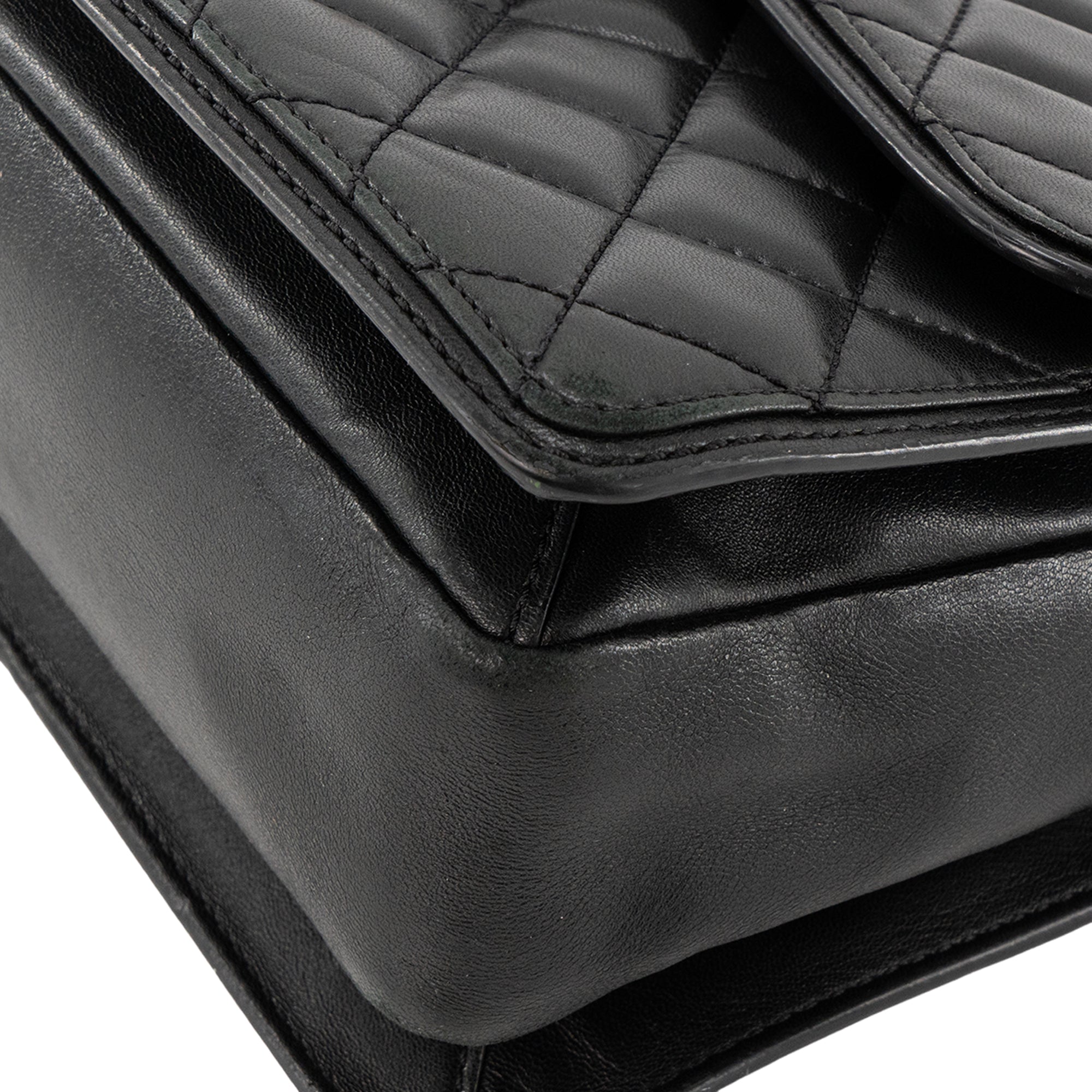 CHANEL - Sac à bandoulière Classique/Timeless Chanel en cuir lisse noir