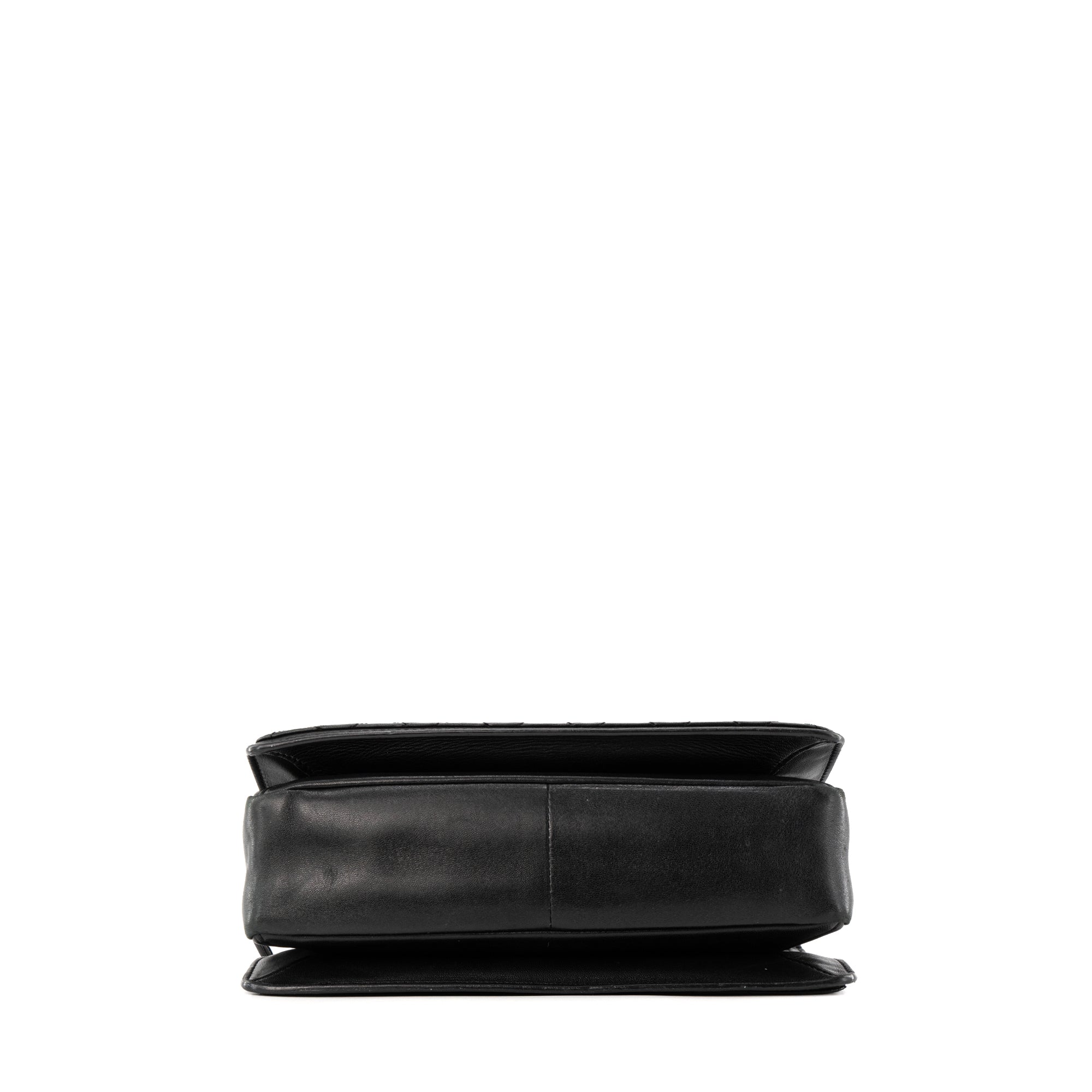CHANEL - Sac à bandoulière Classique/Timeless Chanel en cuir lisse noir