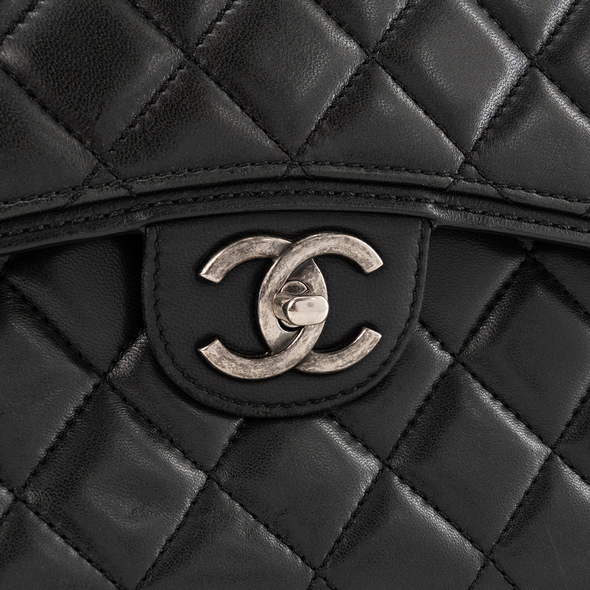 CHANEL - Sac à bandoulière Classique/Timeless Chanel en cuir lisse noir