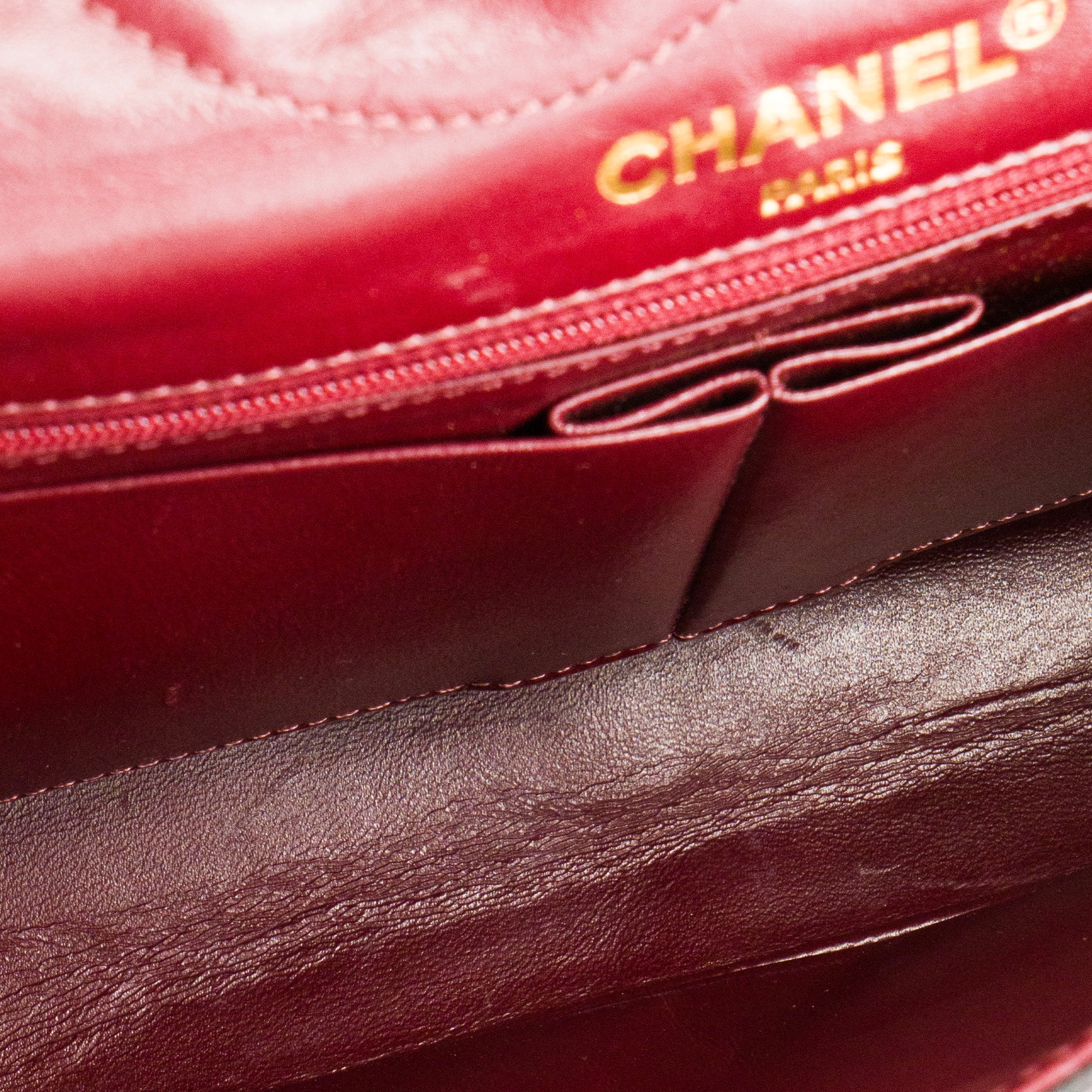 CHANEL - Sac à bandoulière Classique/Timeless édition Paris Chanel en cuir lisse noir vintage
