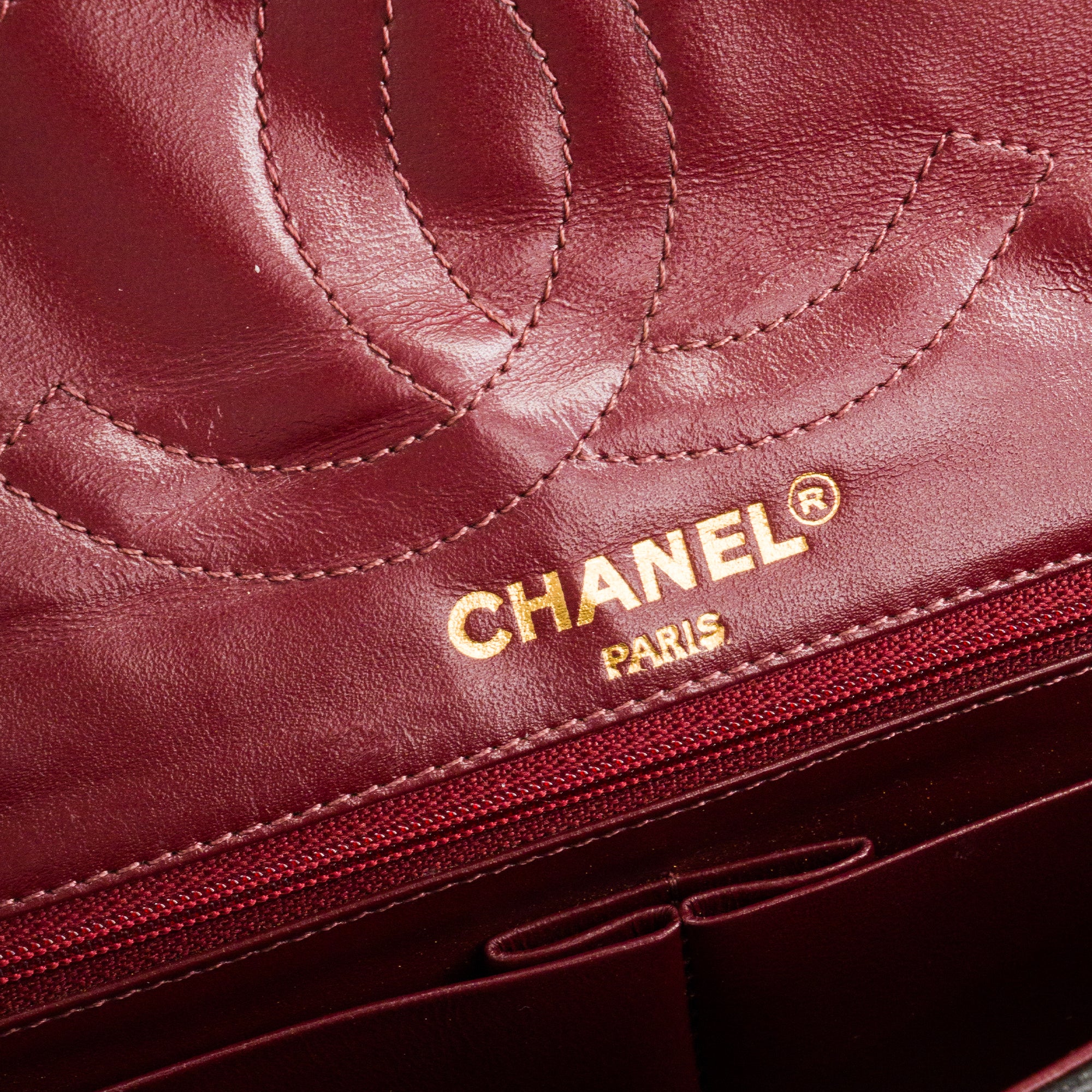 CHANEL - Sac à bandoulière Classique/Timeless édition Paris Chanel en cuir lisse noir vintage