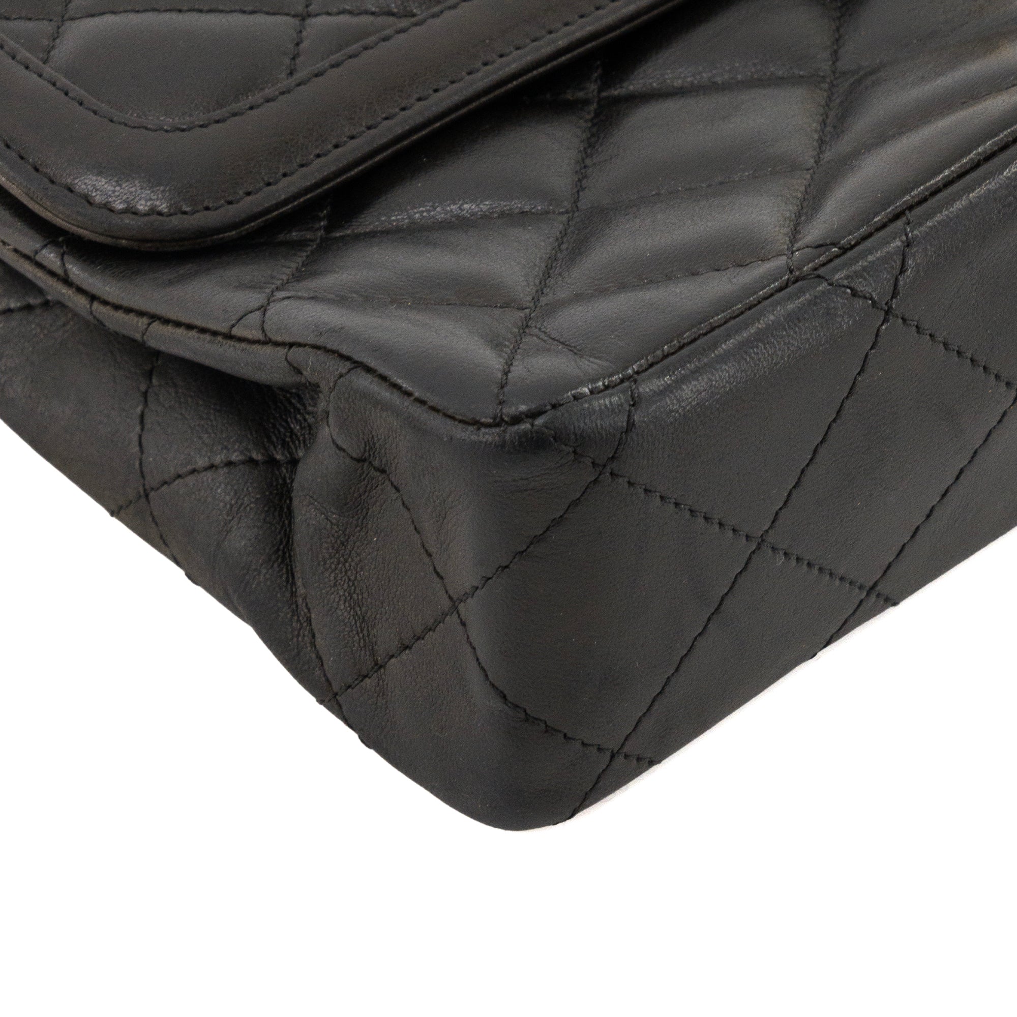 CHANEL - Sac à bandoulière Classique/Timeless édition Paris Chanel en cuir lisse noir vintage