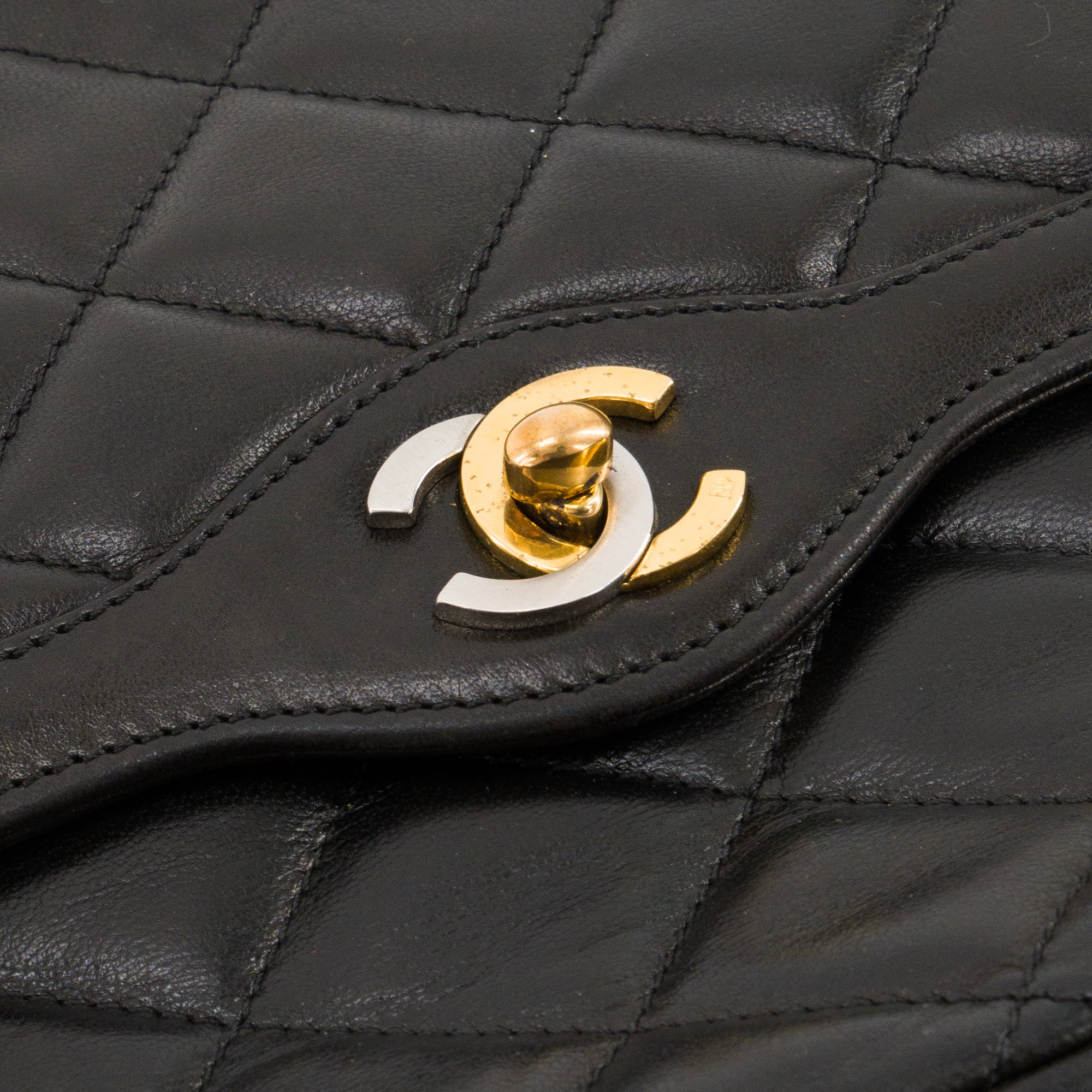 CHANEL - Sac à bandoulière Classique/Timeless édition Paris Chanel en cuir lisse noir vintage