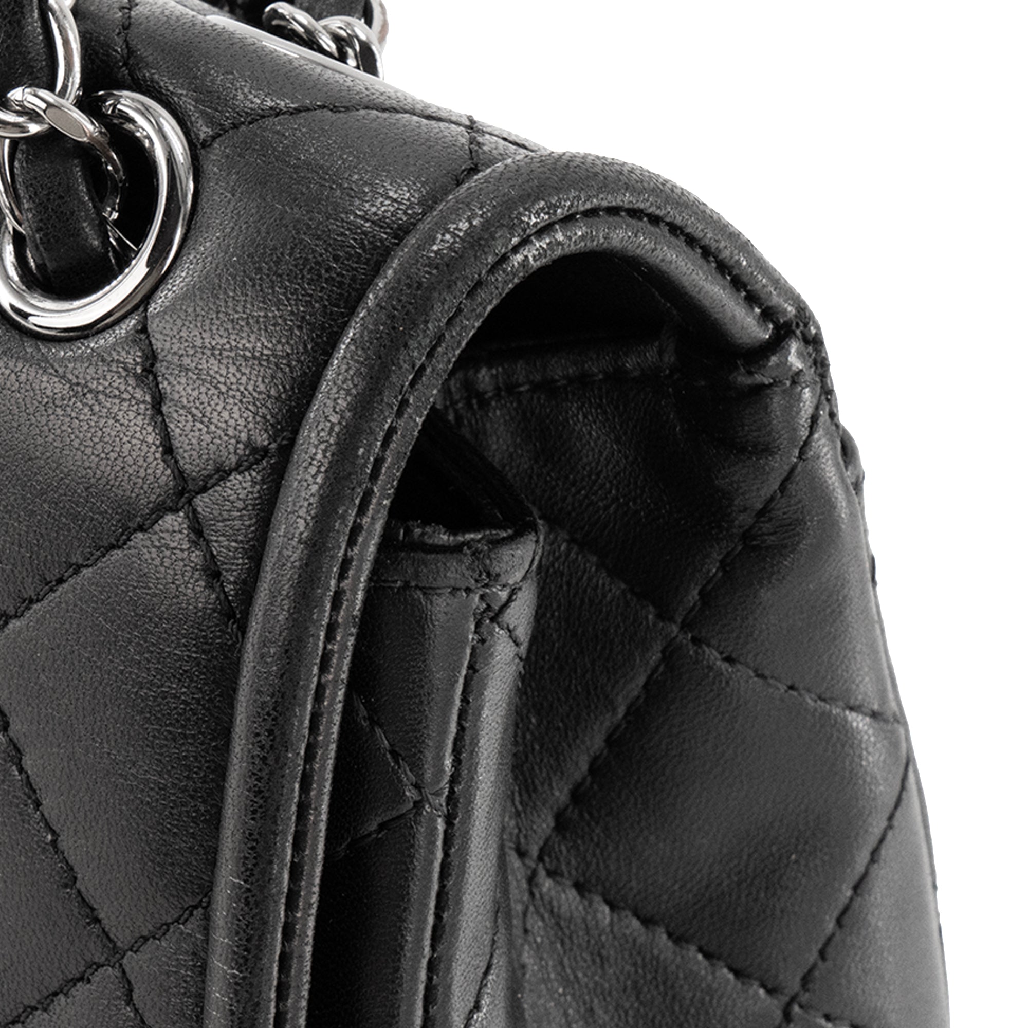 CHANEL - Sac à bandoulière Classique/Timeless Elementary Chic Flap Chanel en cuir lisse noir