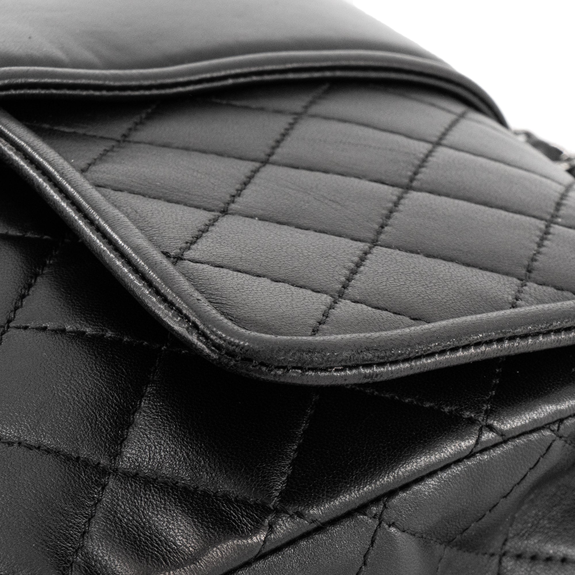 CHANEL - Sac à bandoulière Classique/Timeless Elementary Chic Flap Chanel en cuir lisse noir