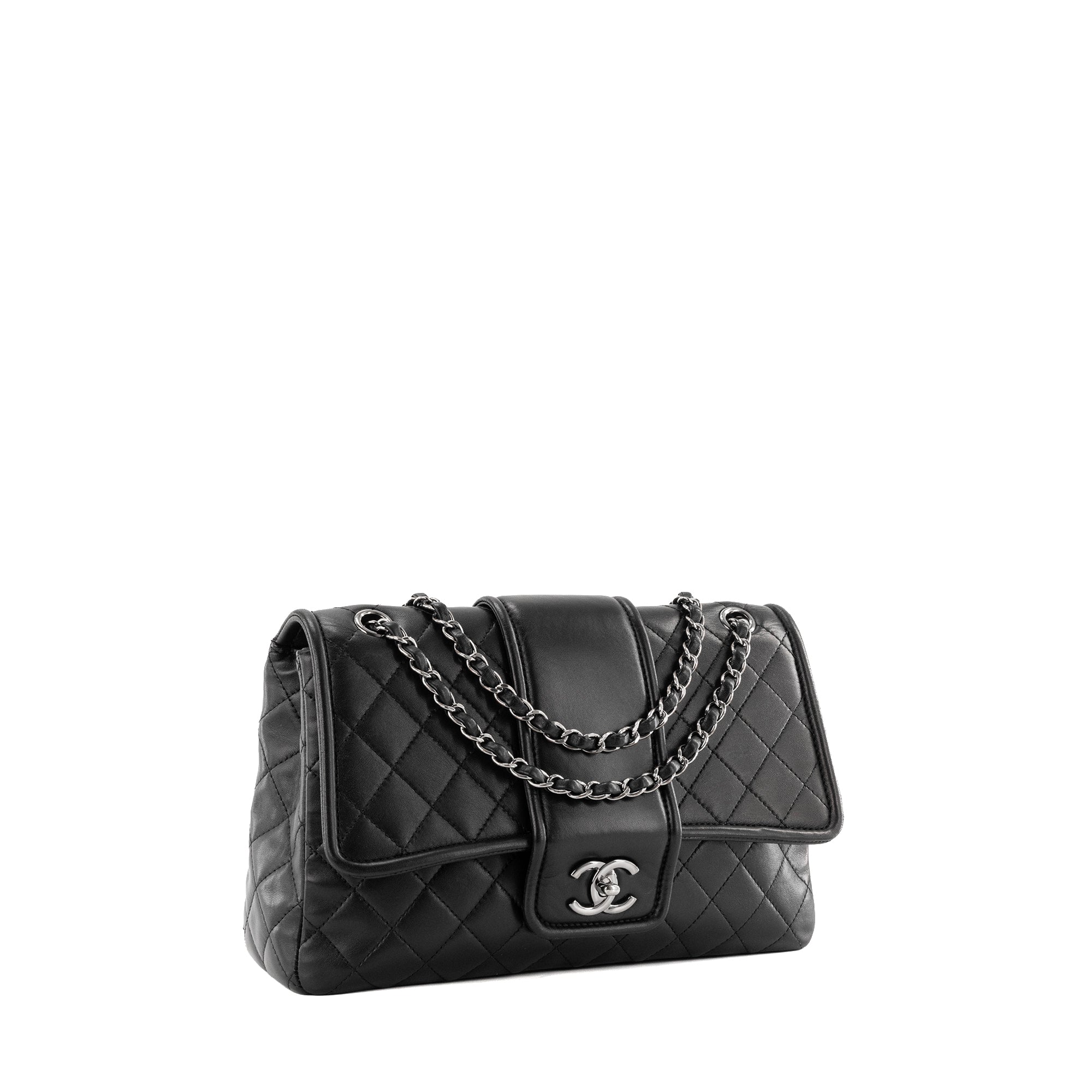 CHANEL - Sac à bandoulière Classique/Timeless Elementary Chic Flap Chanel en cuir lisse noir