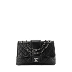 CHANEL - Sac à bandoulière Classique/Timeless Elementary Chic Flap Chanel en cuir lisse noir