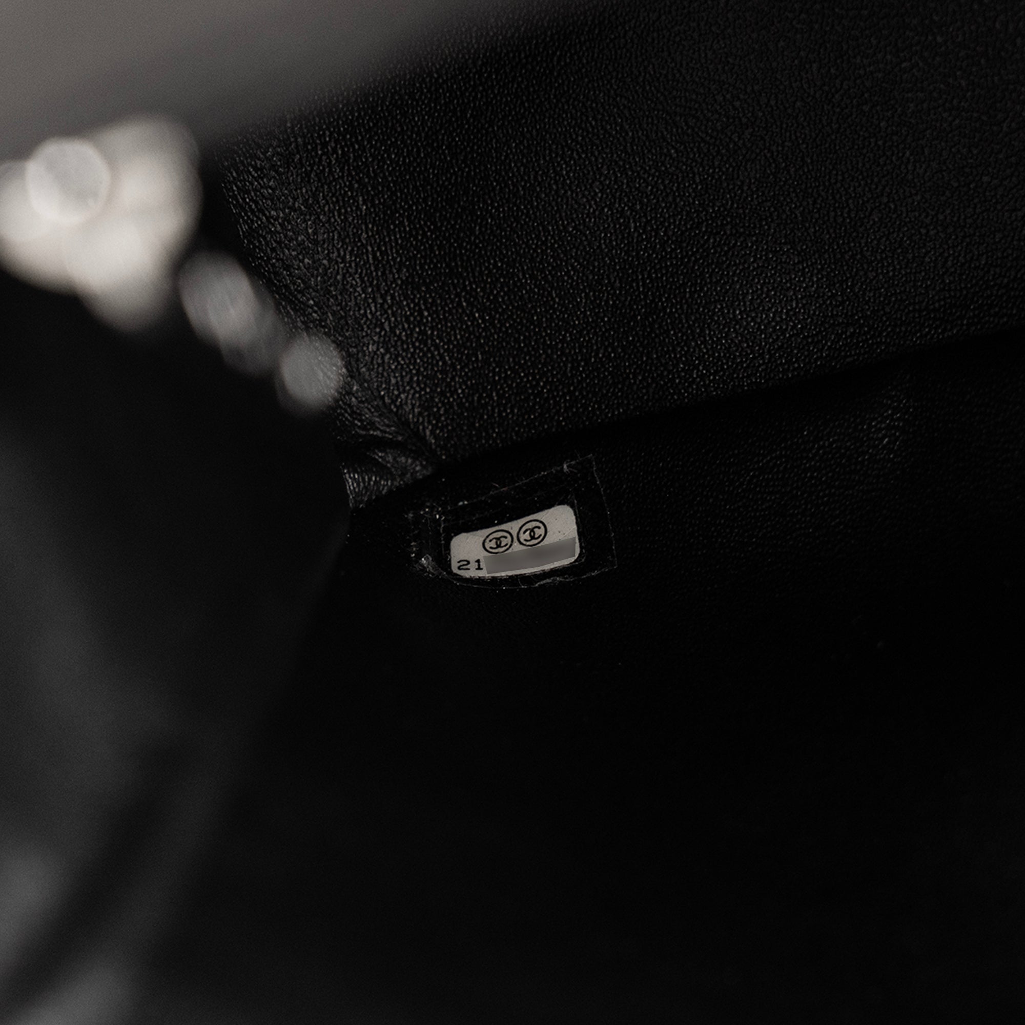 CHANEL - Sac à bandoulière Classique/Timeless Elementary Chic Flap Chanel en cuir lisse noir