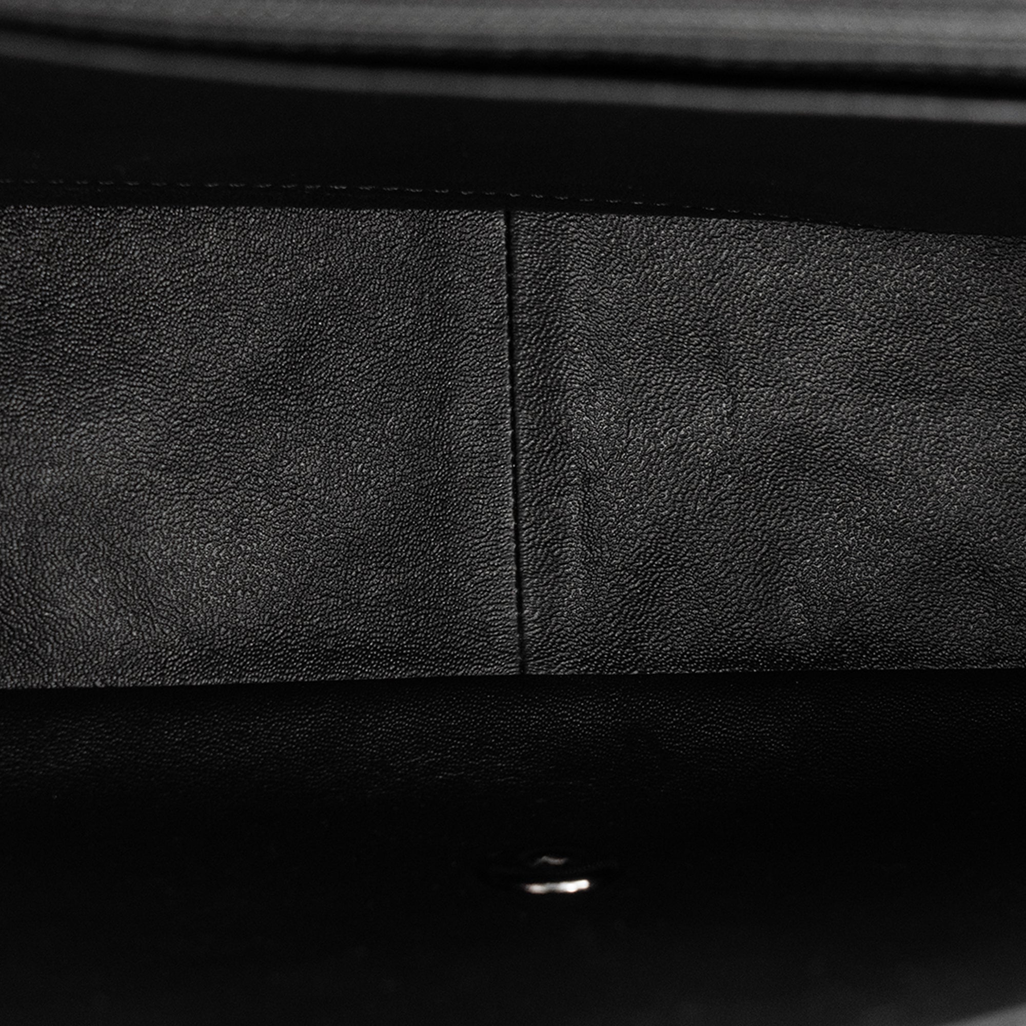 CHANEL - Sac à bandoulière Classique/Timeless Elementary Chic Flap Chanel en cuir lisse noir