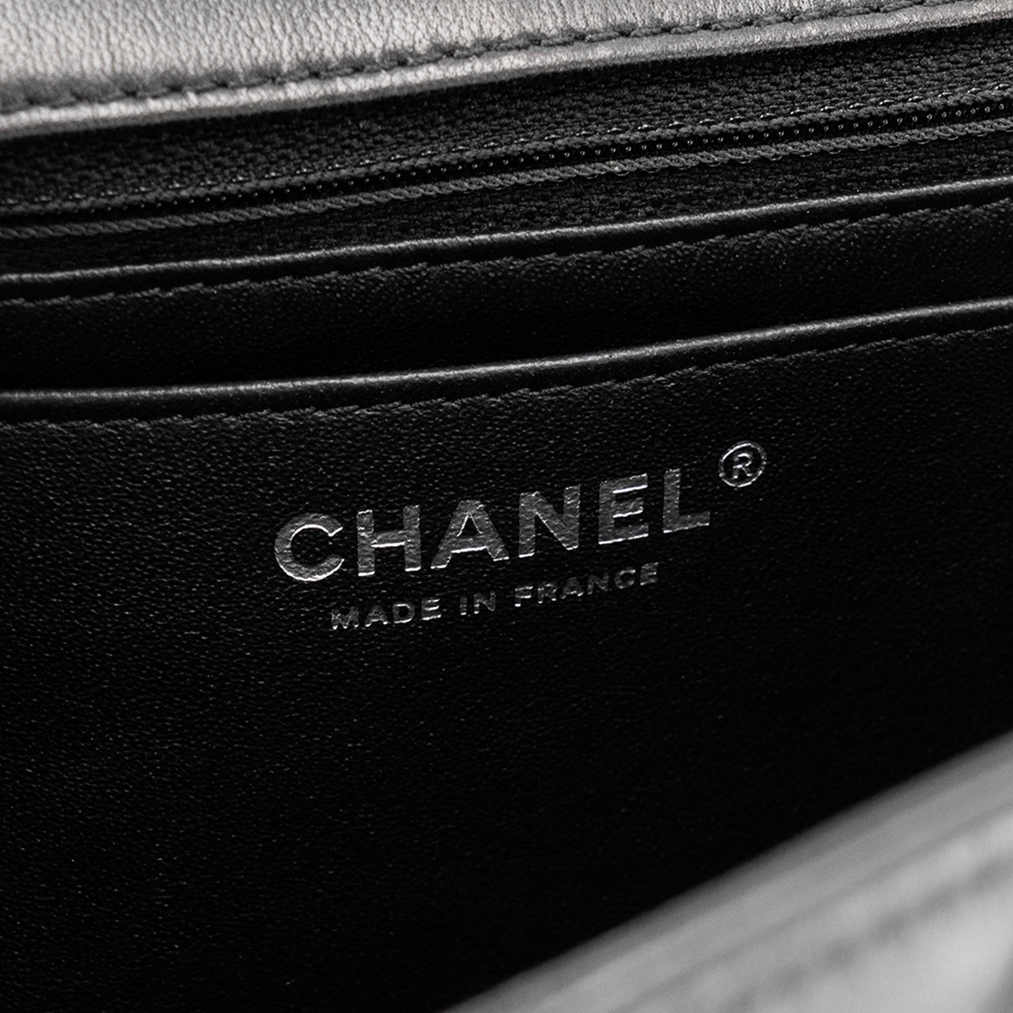CHANEL - Sac à bandoulière Classique/Timeless Elementary Chic Flap Chanel en cuir lisse noir