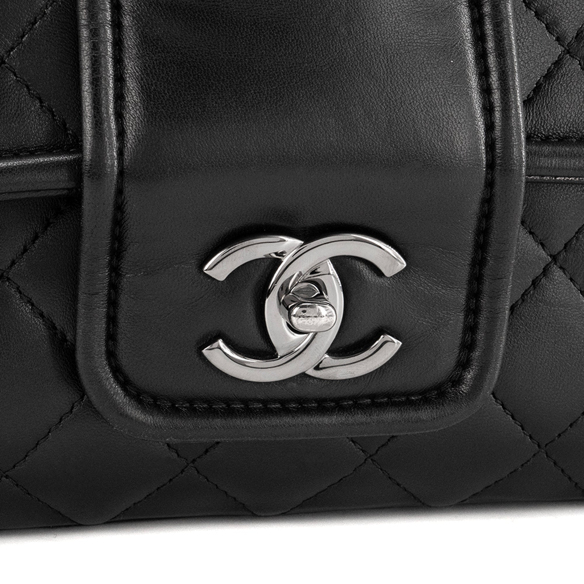 CHANEL - Sac à bandoulière Classique/Timeless Elementary Chic Flap Chanel en cuir lisse noir