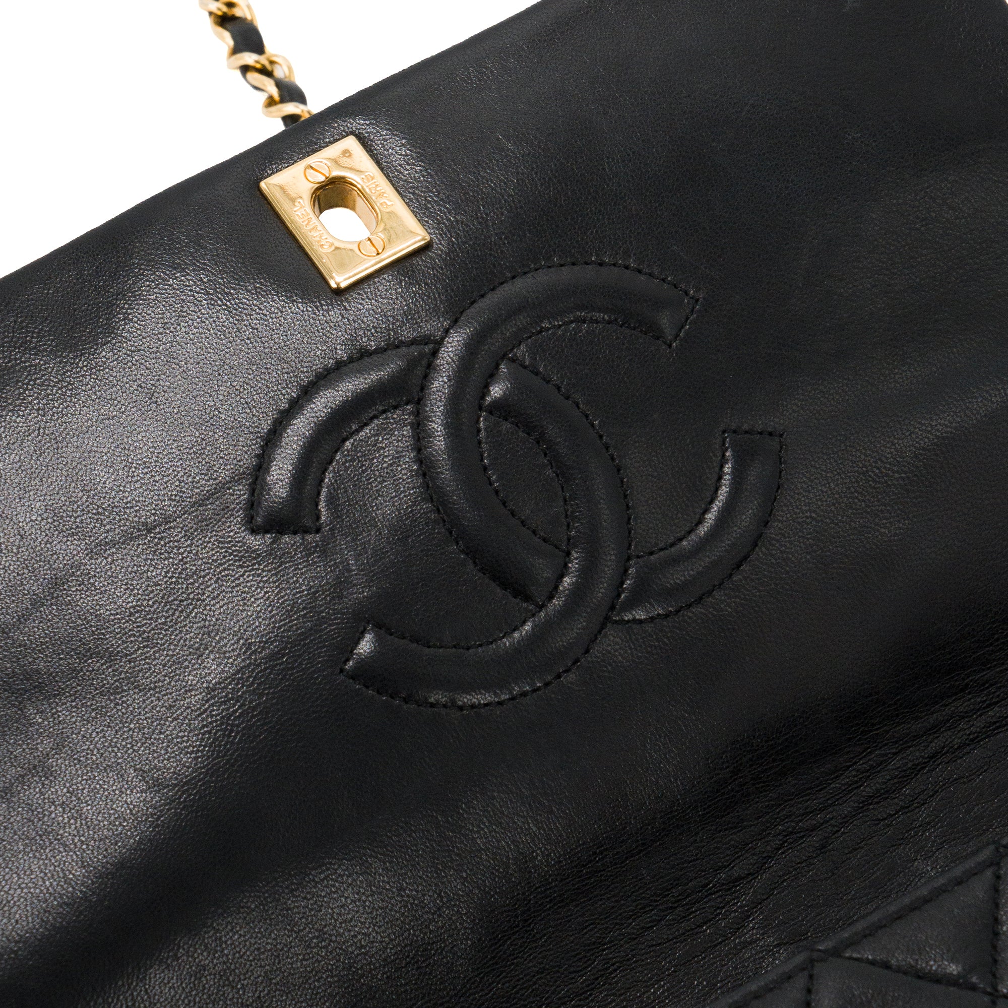 CHANEL - Sac à bandoulière Classique/Timeless full flap Chanel en cuir lisse noir vintage