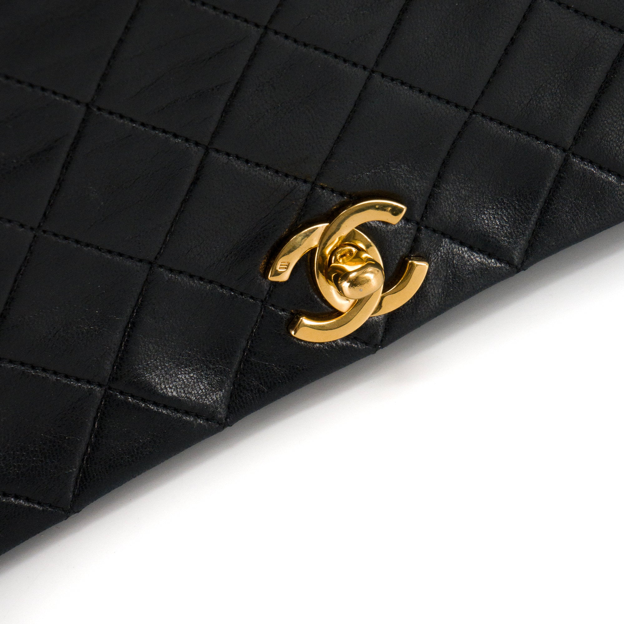 CHANEL - Sac à bandoulière Classique/Timeless full flap Chanel en cuir lisse noir vintage