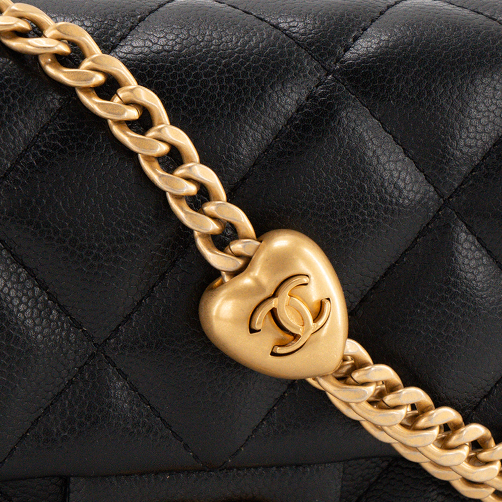 CHANEL - Sac à bandoulière Classique/Timeless Heart Crush Chanel en cuir grainé noir