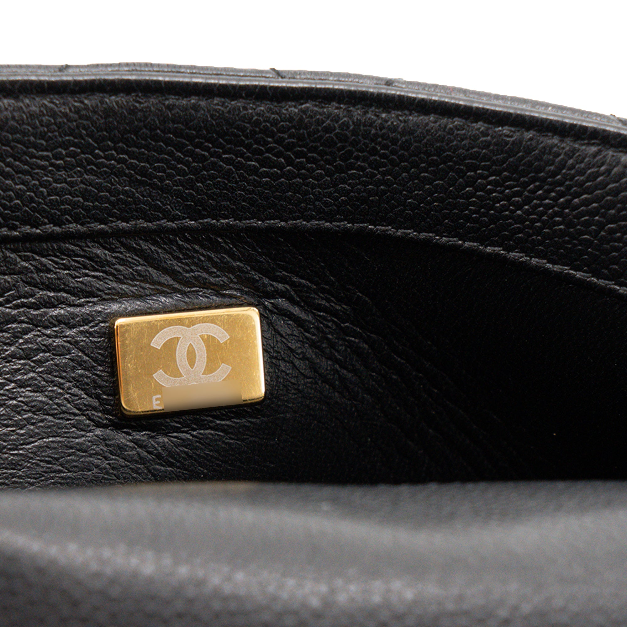 CHANEL - Sac à bandoulière Classique/Timeless Heart Crush Chanel en cuir grainé noir