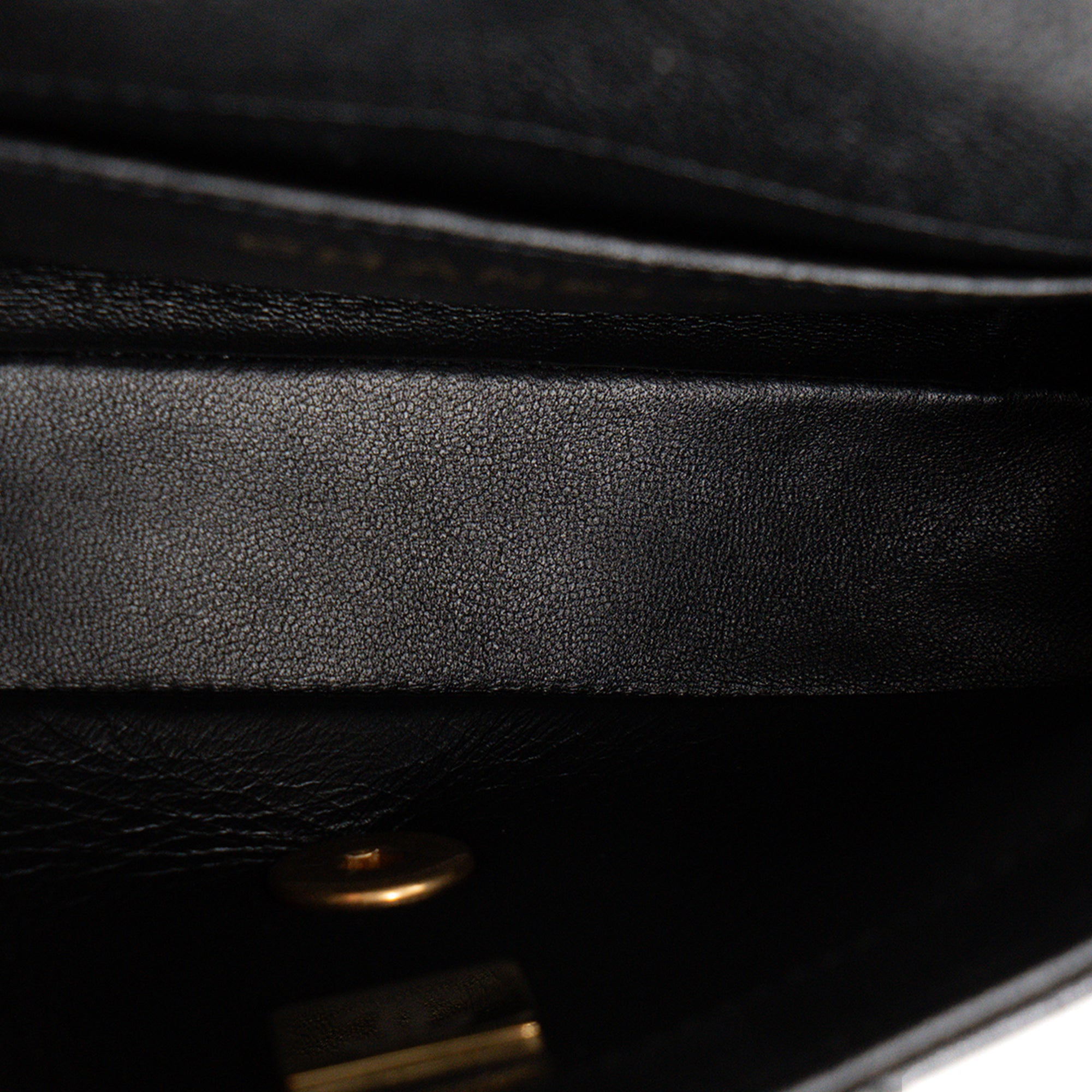 CHANEL - Sac à bandoulière Classique/Timeless Heart Crush Chanel en cuir grainé noir