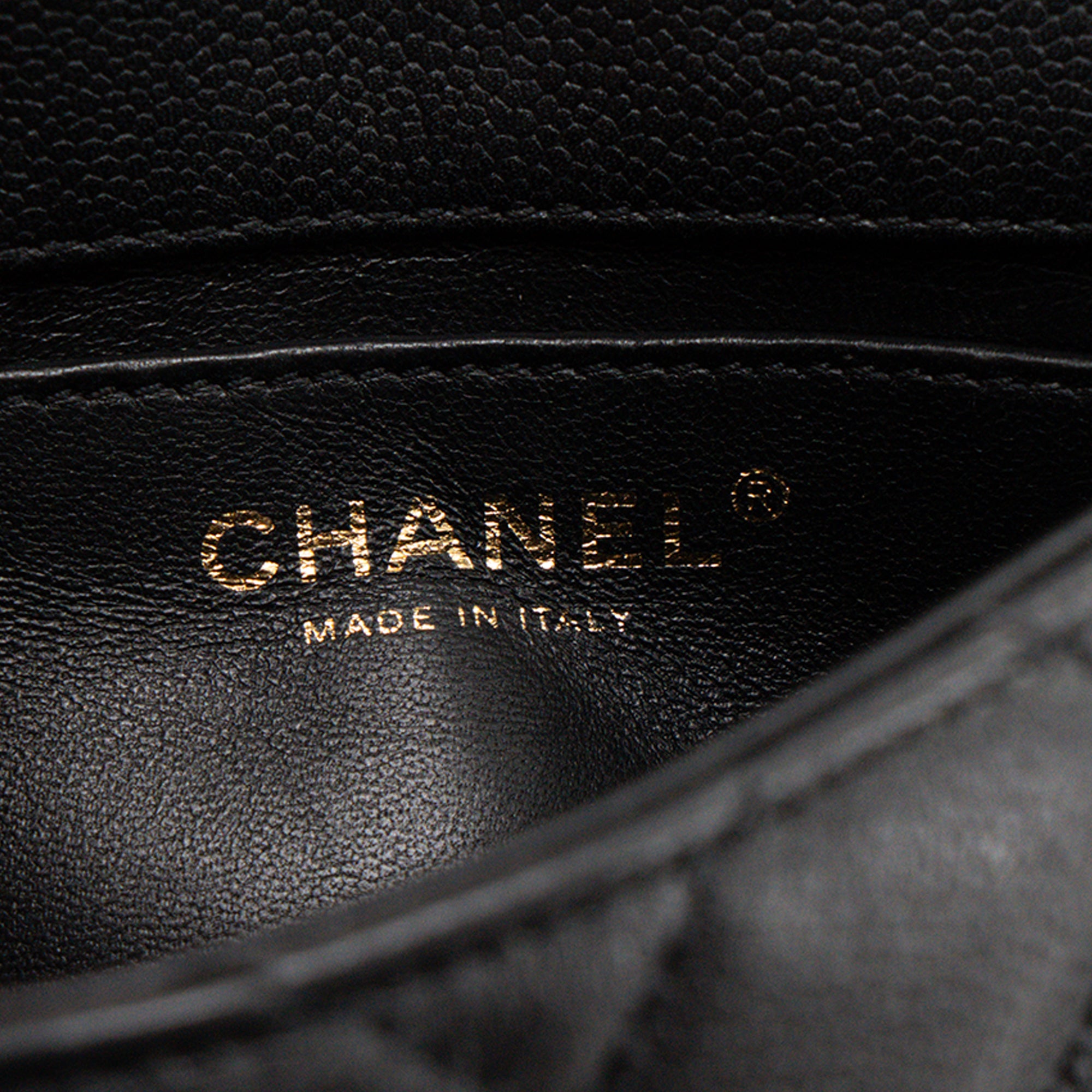 CHANEL - Sac à bandoulière Classique/Timeless Heart Crush Chanel en cuir grainé noir