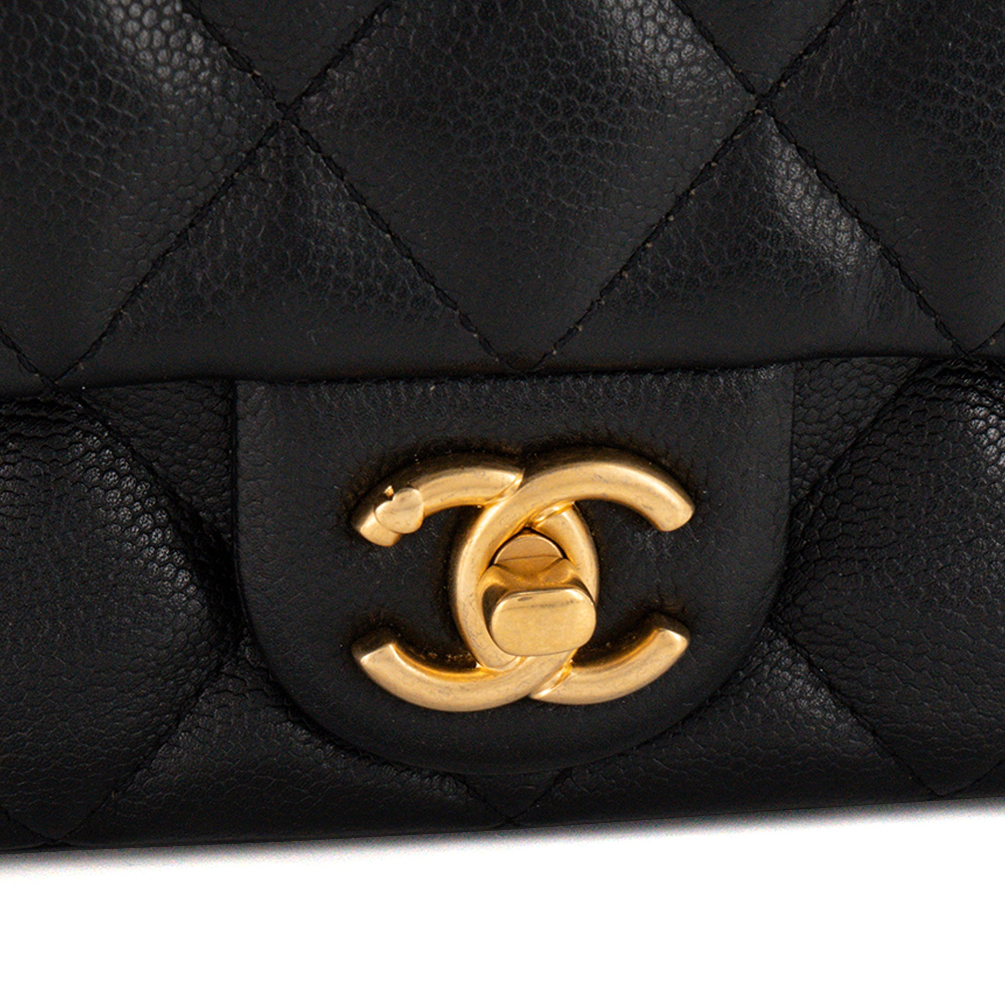 CHANEL - Sac à bandoulière Classique/Timeless Heart Crush Chanel en cuir grainé noir