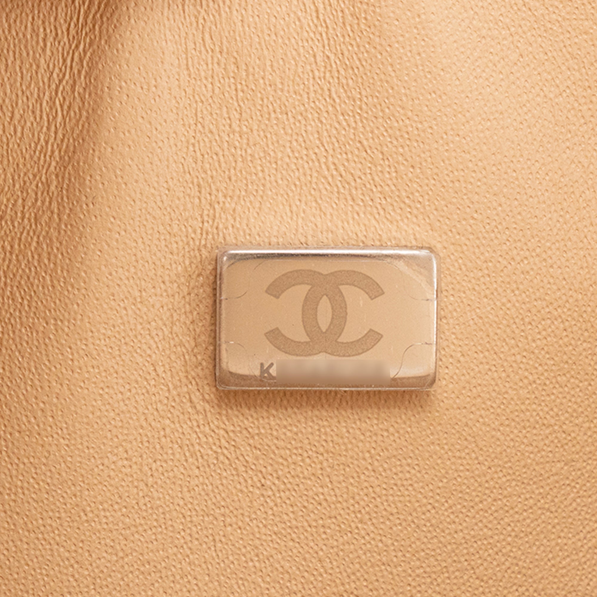 CHANEL - Sac à bandoulière Classique/Timeless Jumbo Chanel en cuir caviar beige