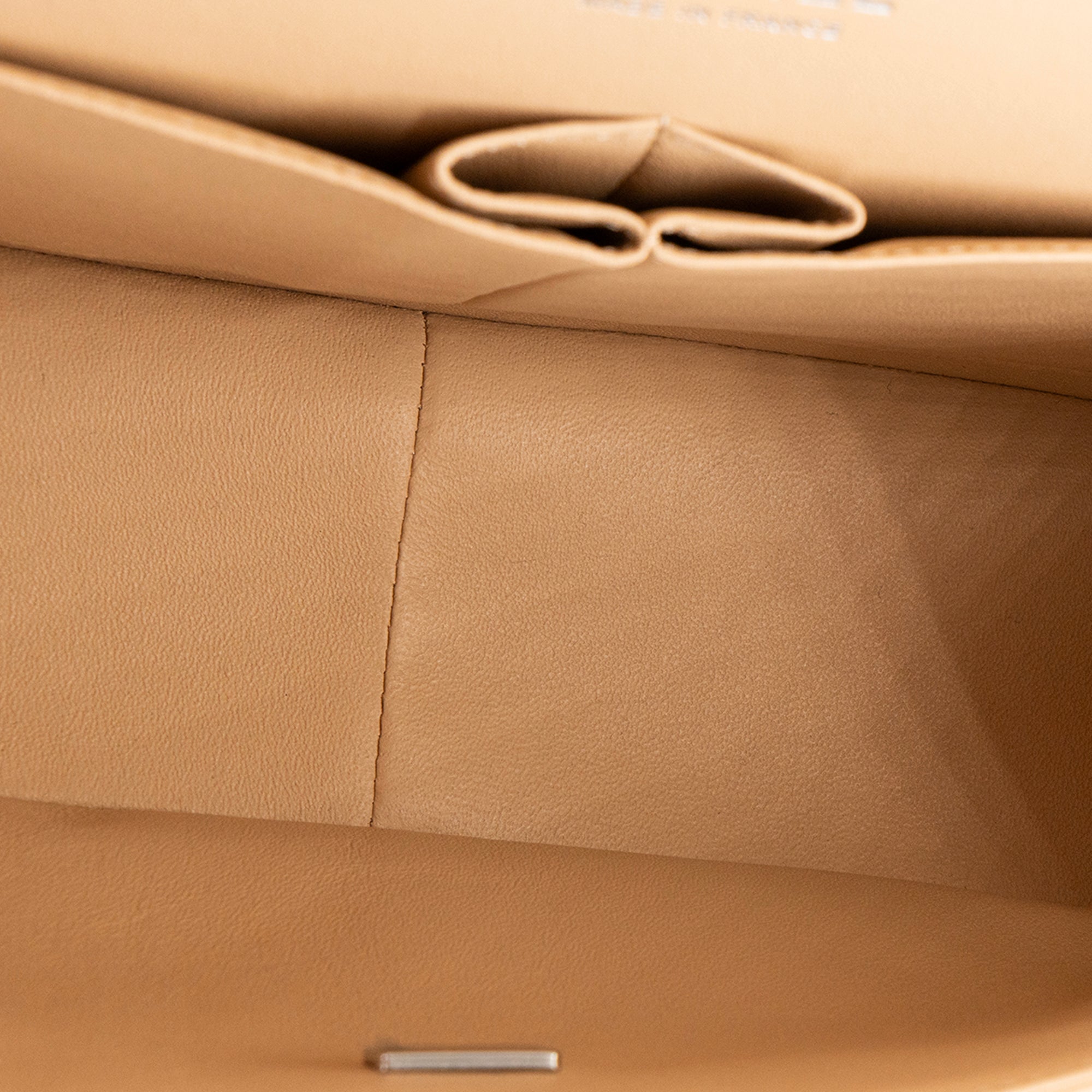CHANEL - Sac à bandoulière Classique/Timeless Jumbo Chanel en cuir caviar beige
