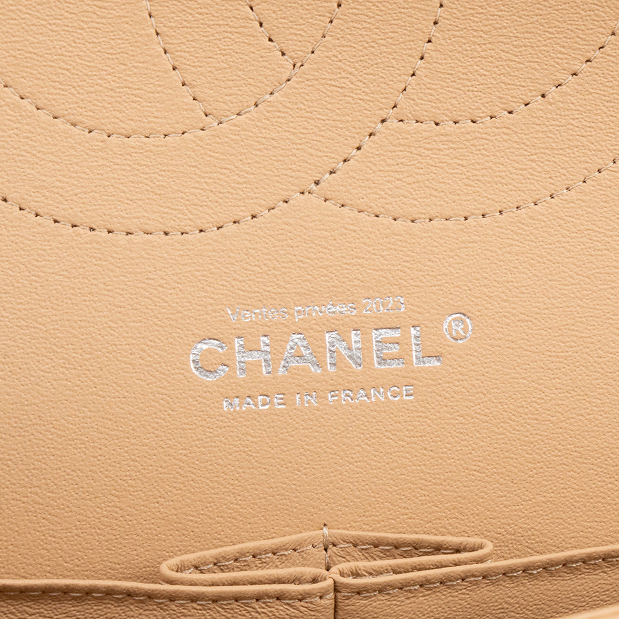 CHANEL - Sac à bandoulière Classique/Timeless Jumbo Chanel en cuir caviar beige