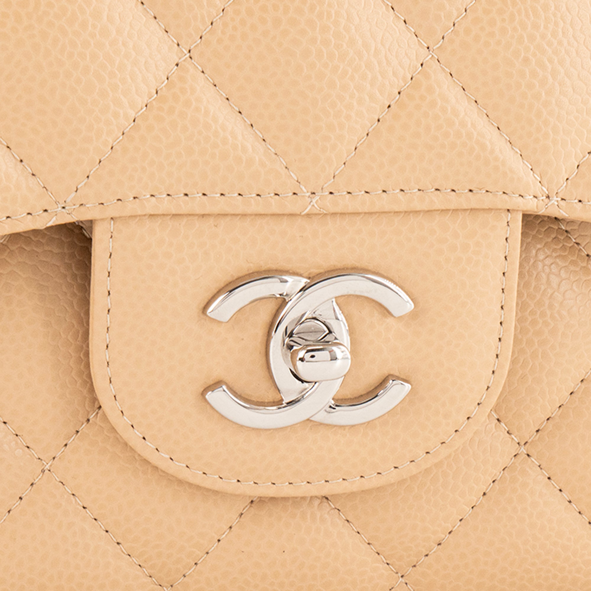 CHANEL - Sac à bandoulière Classique/Timeless Jumbo Chanel en cuir caviar beige