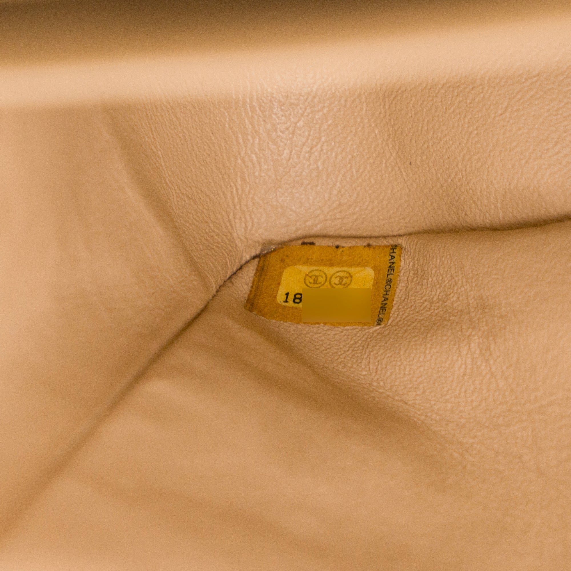 CHANEL - Sac à bandoulière Classique/Timeless Jumbo Chanel en cuir caviar beige