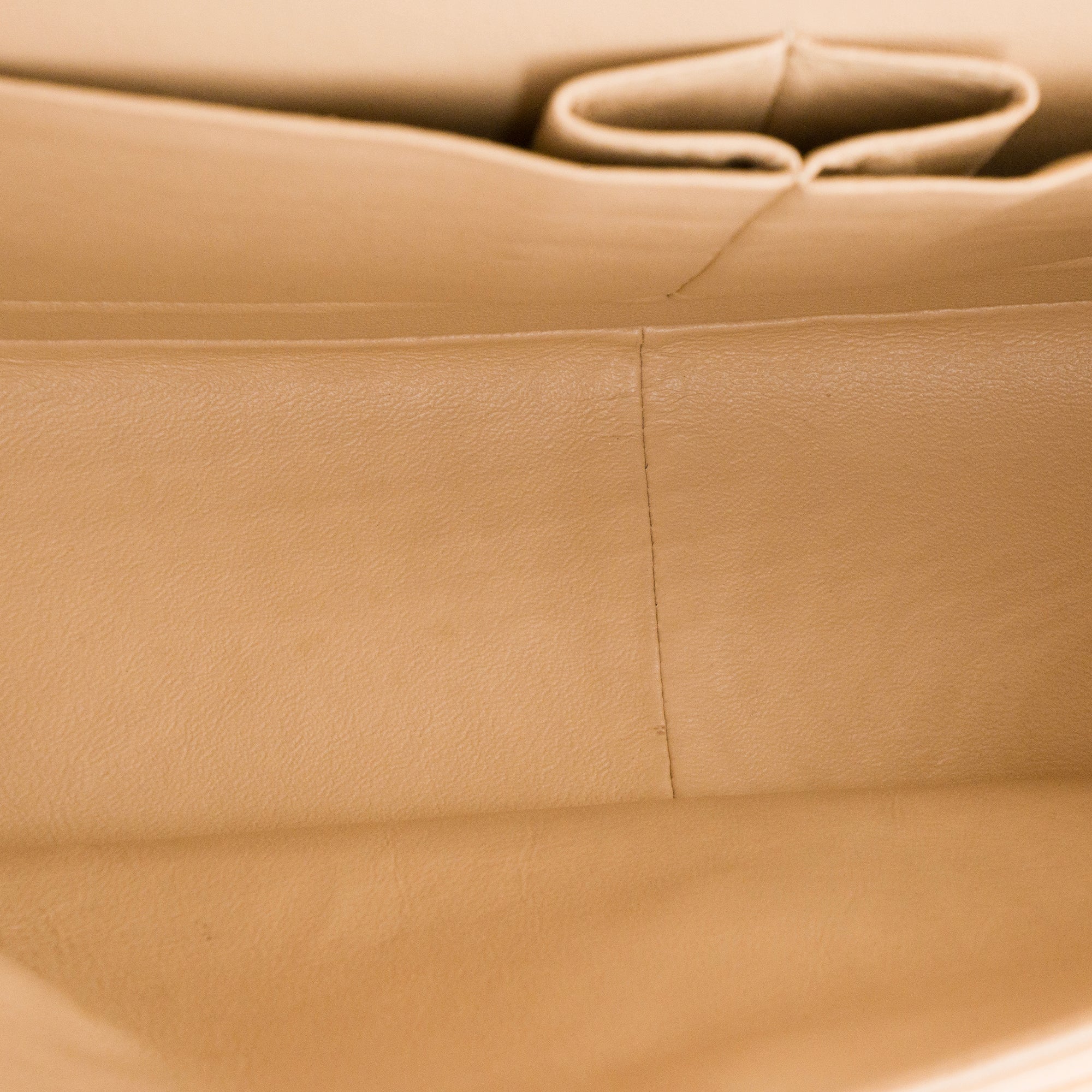 CHANEL - Sac à bandoulière Classique/Timeless Jumbo Chanel en cuir caviar beige
