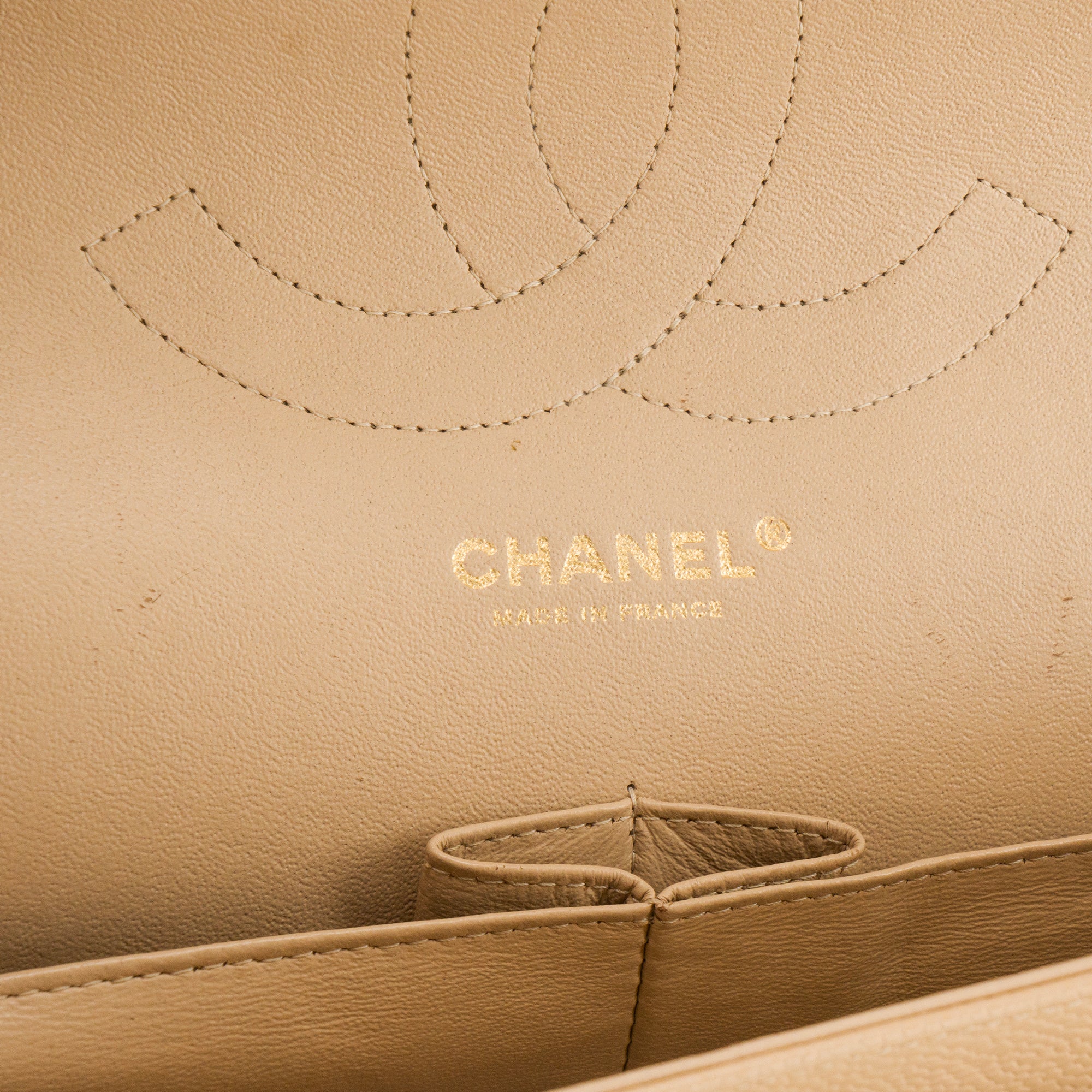 CHANEL - Sac à bandoulière Classique/Timeless Jumbo Chanel en cuir caviar beige