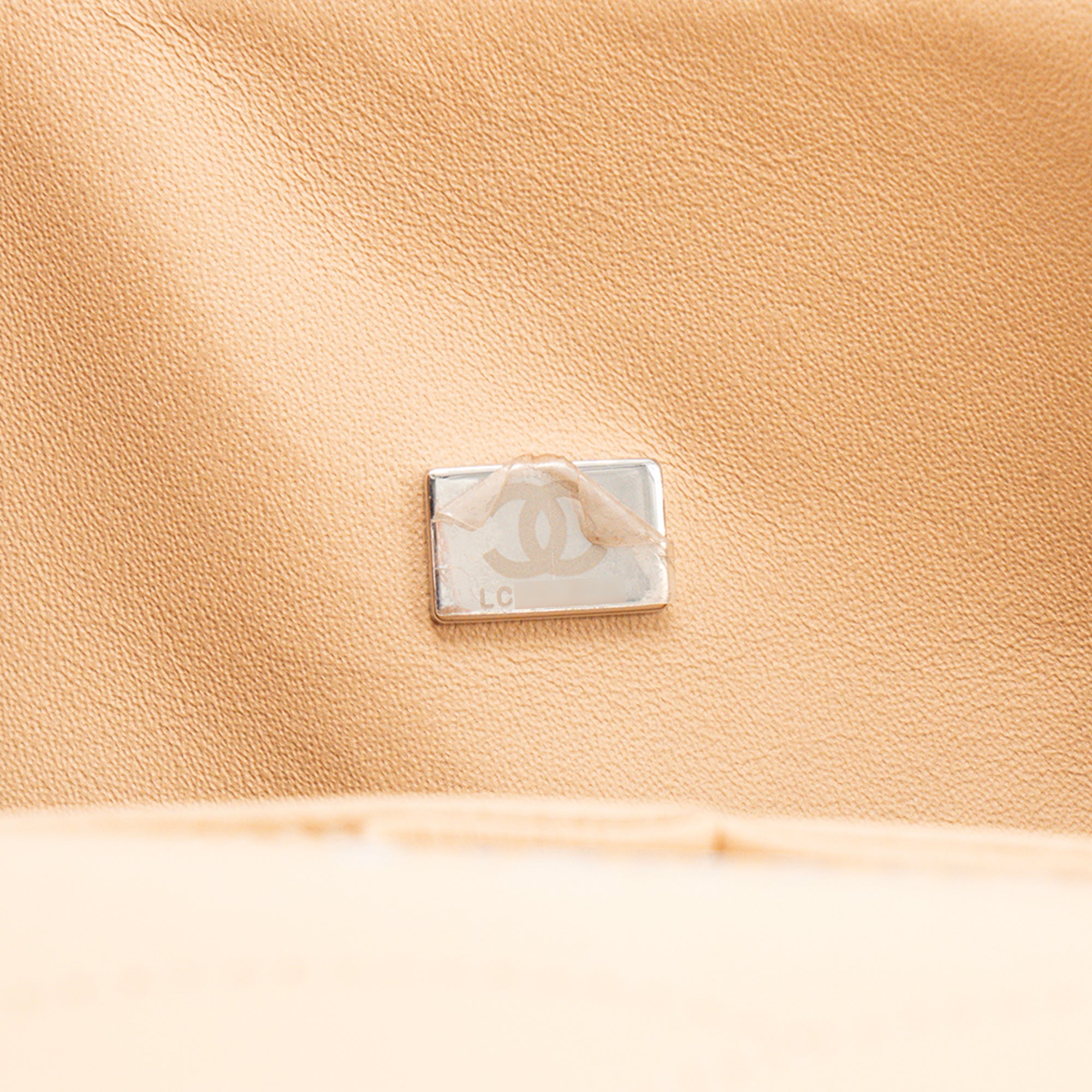 CHANEL - Sac à bandoulière Classique/Timeless Jumbo Chanel en cuir caviar beige