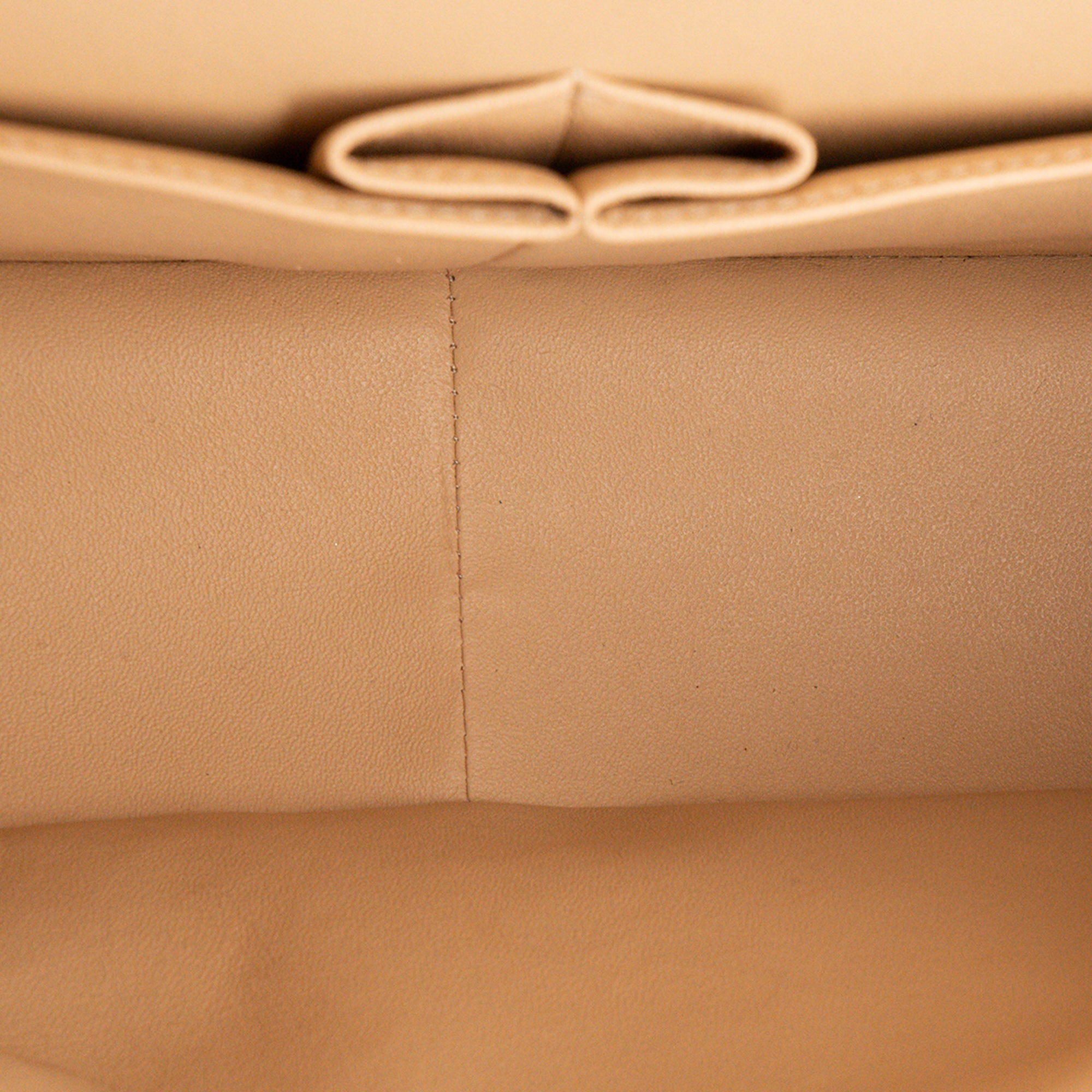 CHANEL - Sac à bandoulière Classique/Timeless Jumbo Chanel en cuir caviar beige
