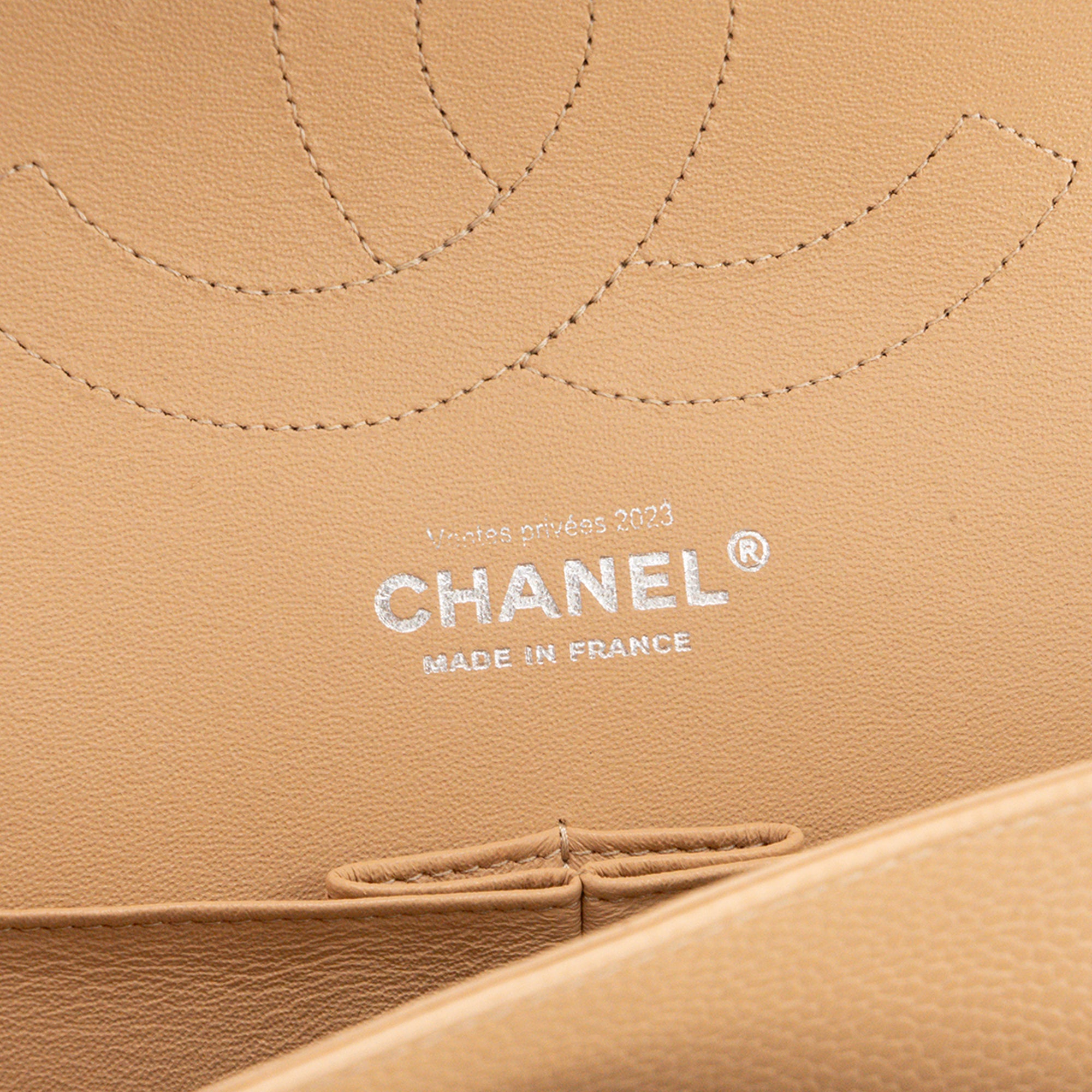 CHANEL - Sac à bandoulière Classique/Timeless Jumbo Chanel en cuir caviar beige