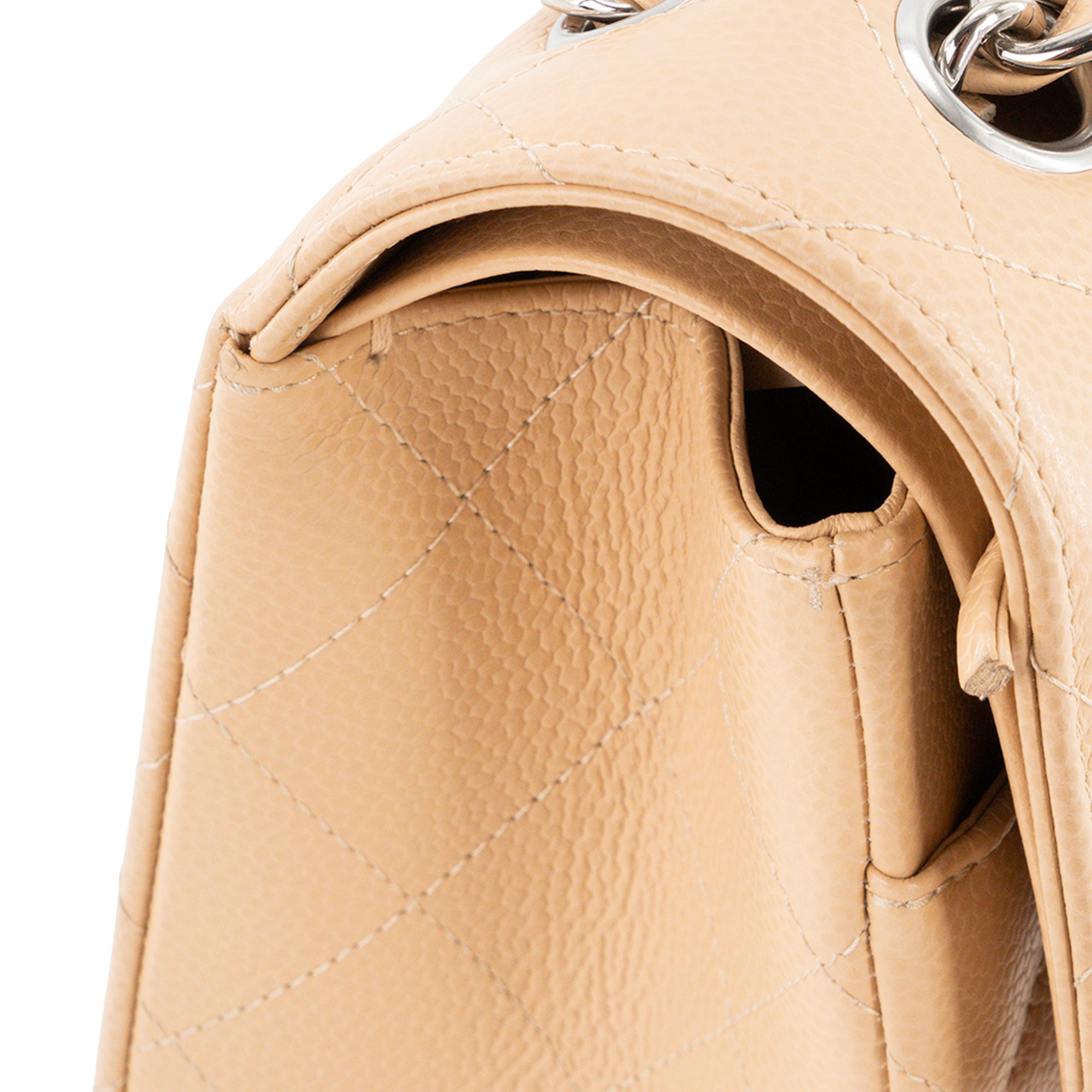 CHANEL - Sac à bandoulière Classique/Timeless Jumbo Chanel en cuir caviar beige