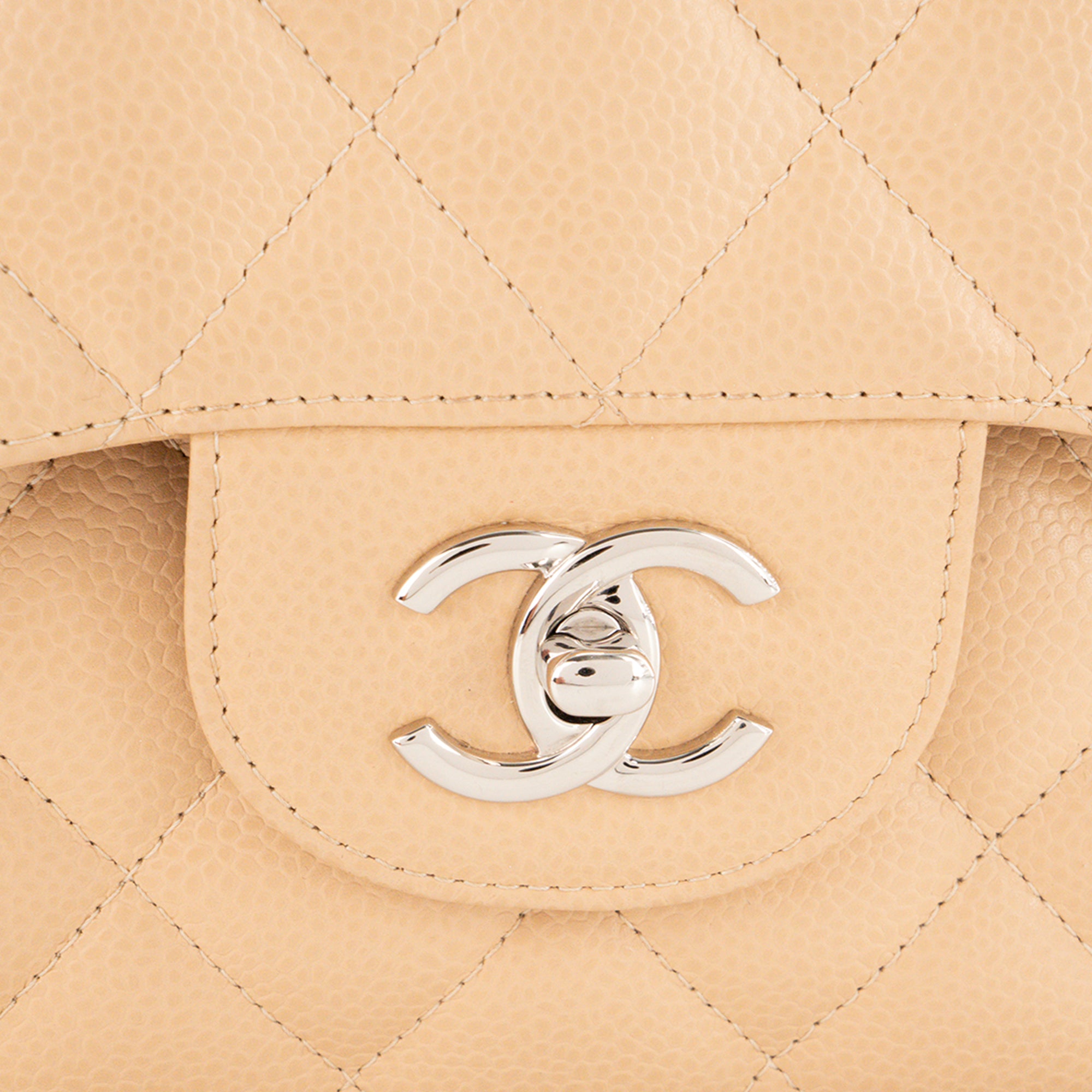 CHANEL - Sac à bandoulière Classique/Timeless Jumbo Chanel en cuir caviar beige