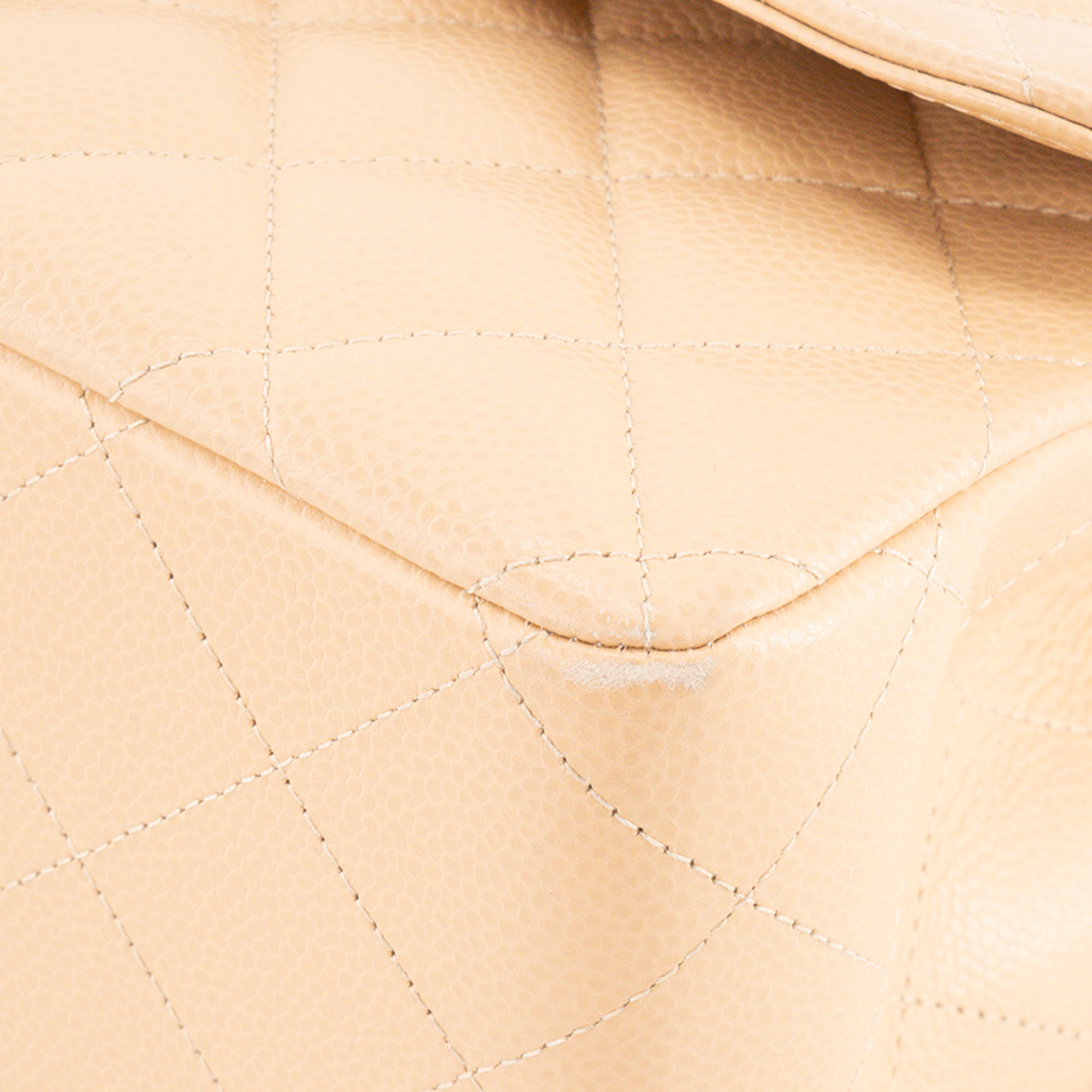 CHANEL - Sac à bandoulière Classique/Timeless Jumbo Chanel en cuir caviar beige