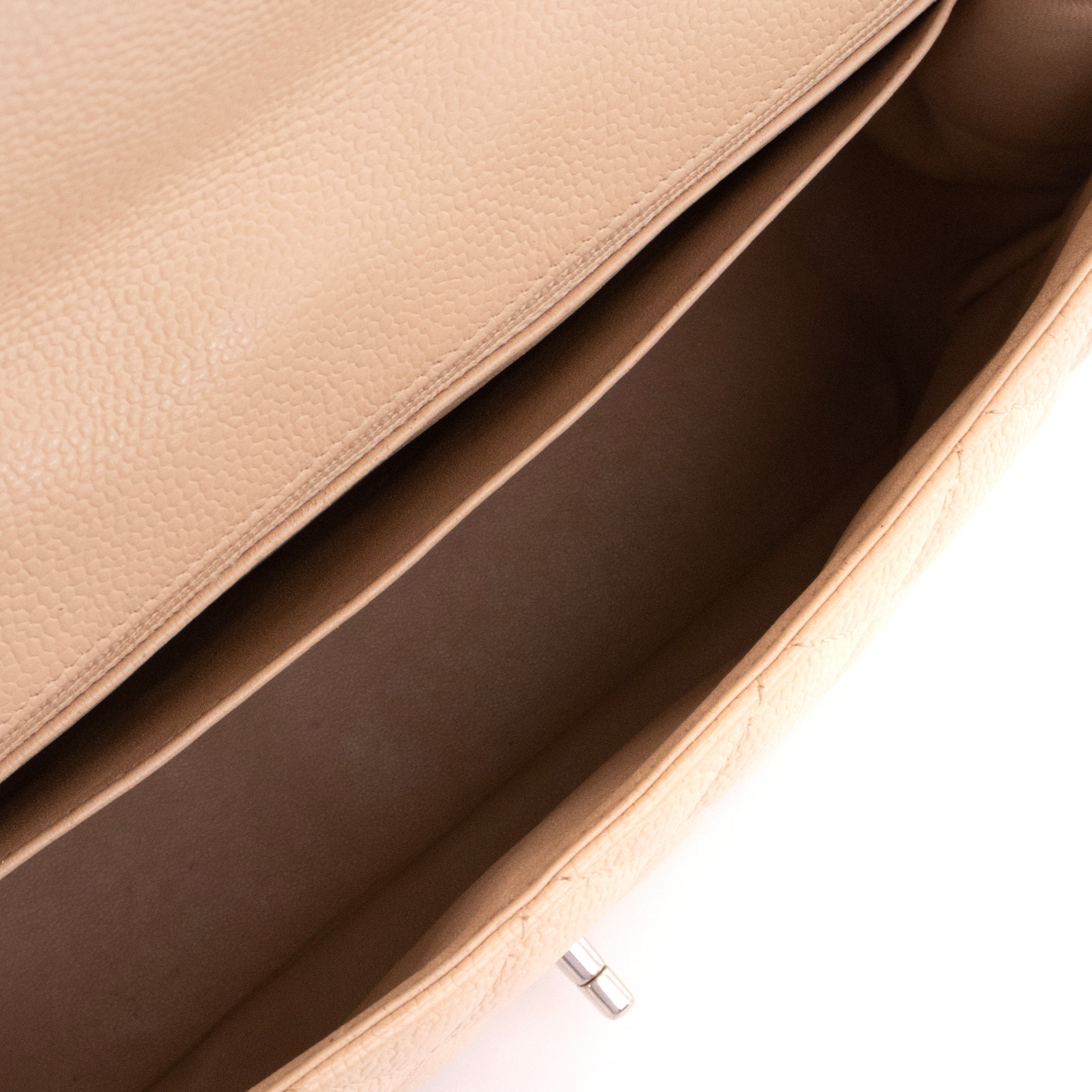 CHANEL - Sac à bandoulière Classique/Timeless Jumbo Chanel en cuir caviar beige