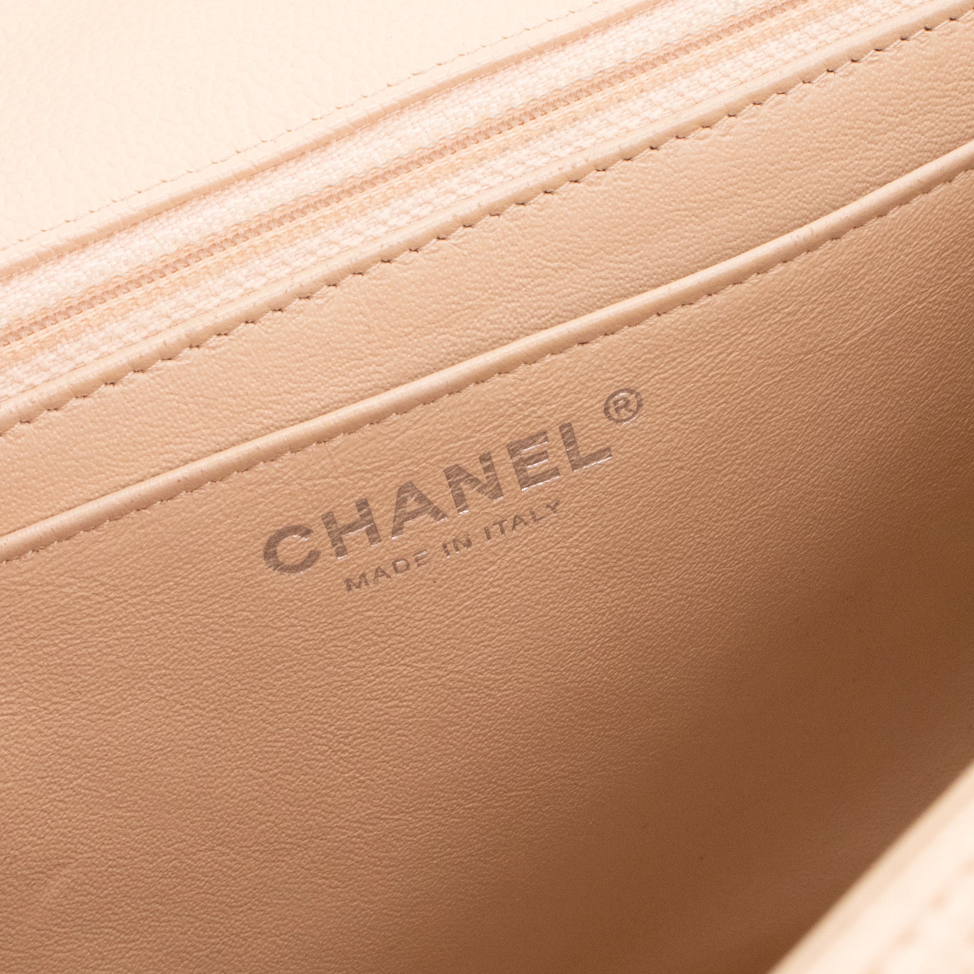 CHANEL - Sac à bandoulière Classique/Timeless Jumbo Chanel en cuir caviar beige