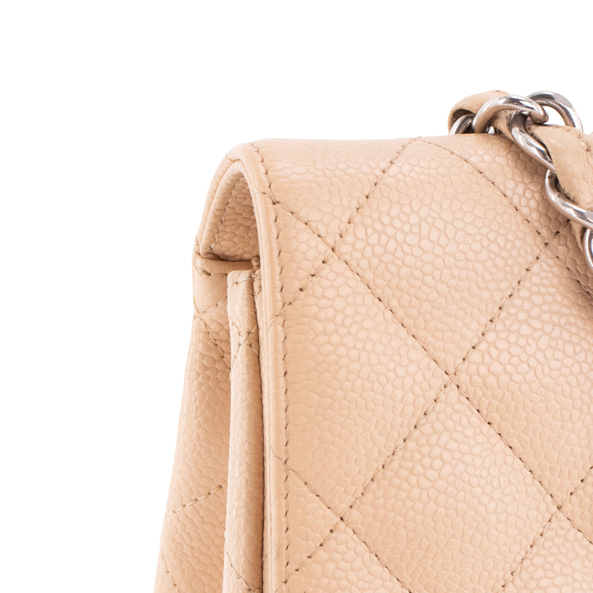 CHANEL - Sac à bandoulière Classique/Timeless Jumbo Chanel en cuir caviar beige