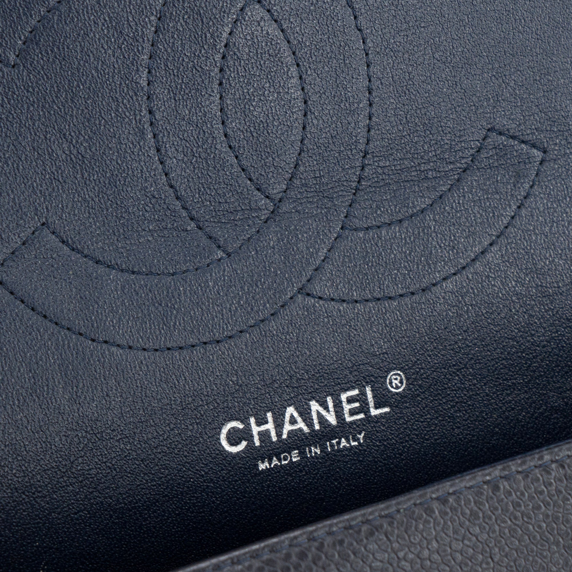 CHANEL - Sac à bandoulière Classique/Timeless Jumbo Chanel en cuir caviar bleu marine