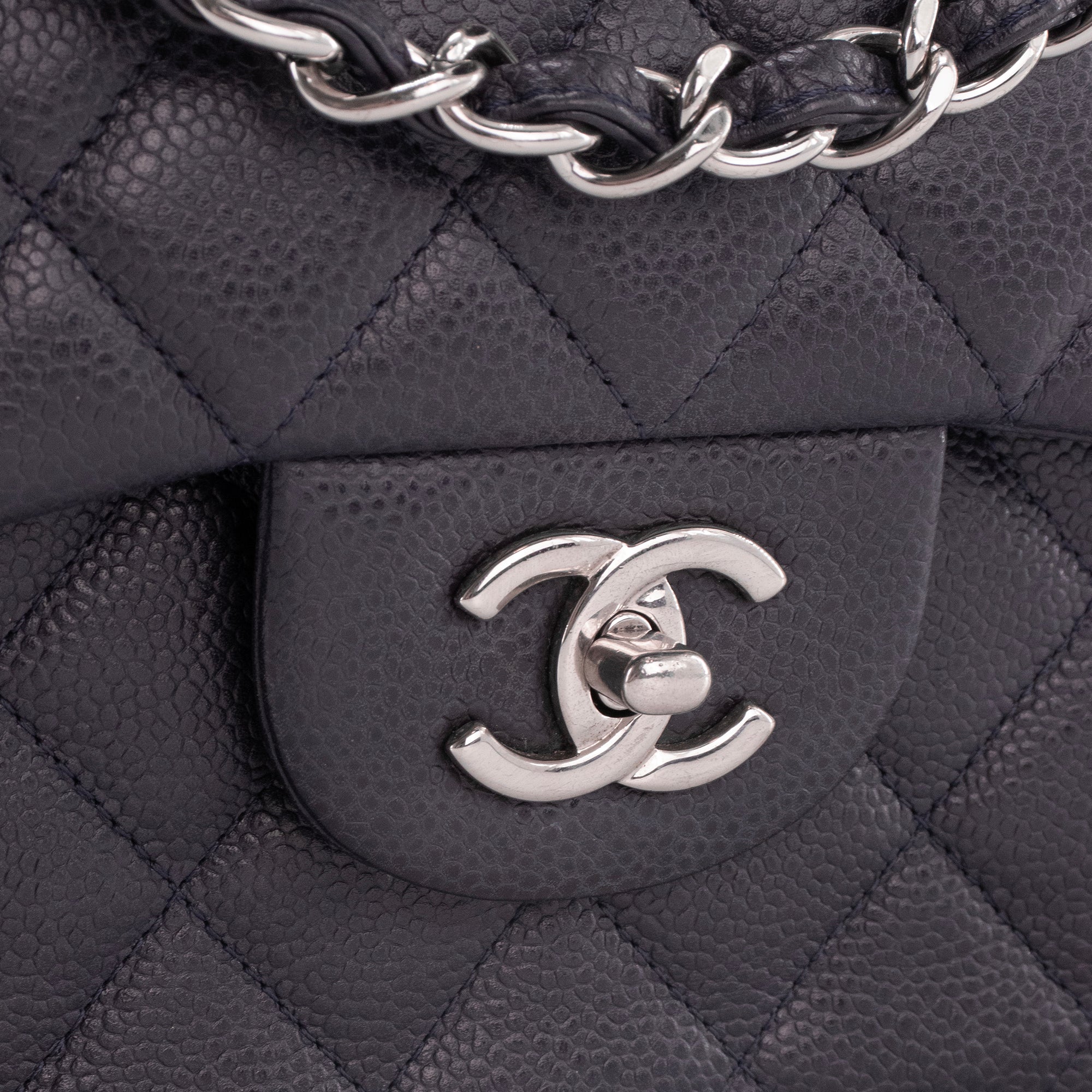 CHANEL - Sac à bandoulière Classique/Timeless Jumbo Chanel en cuir caviar bleu marine