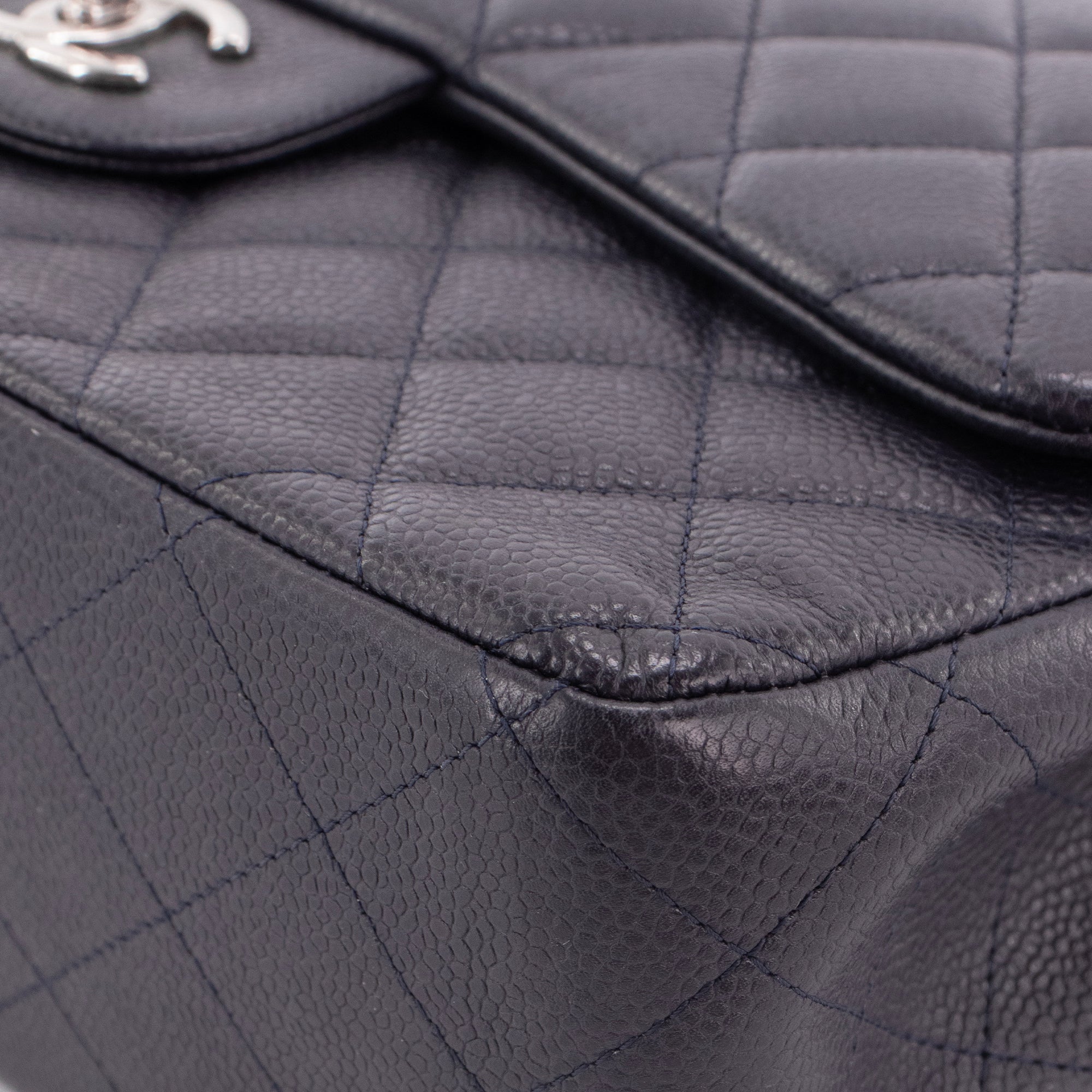 CHANEL - Sac à bandoulière Classique/Timeless Jumbo Chanel en cuir caviar bleu marine