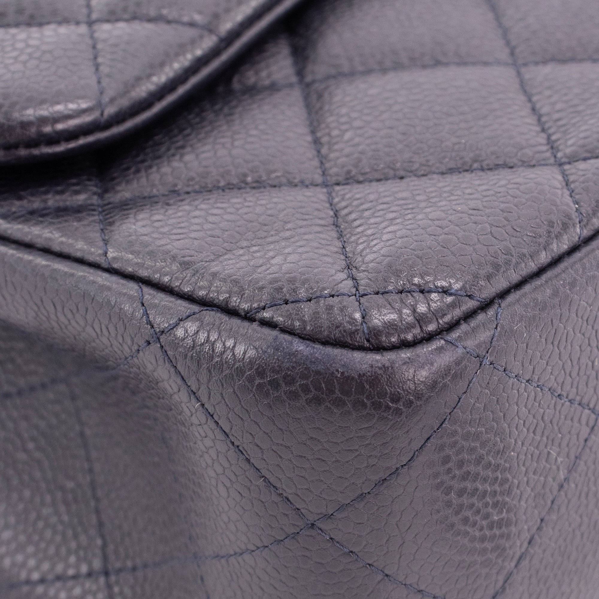 CHANEL - Sac à bandoulière Classique/Timeless Jumbo Chanel en cuir caviar bleu marine