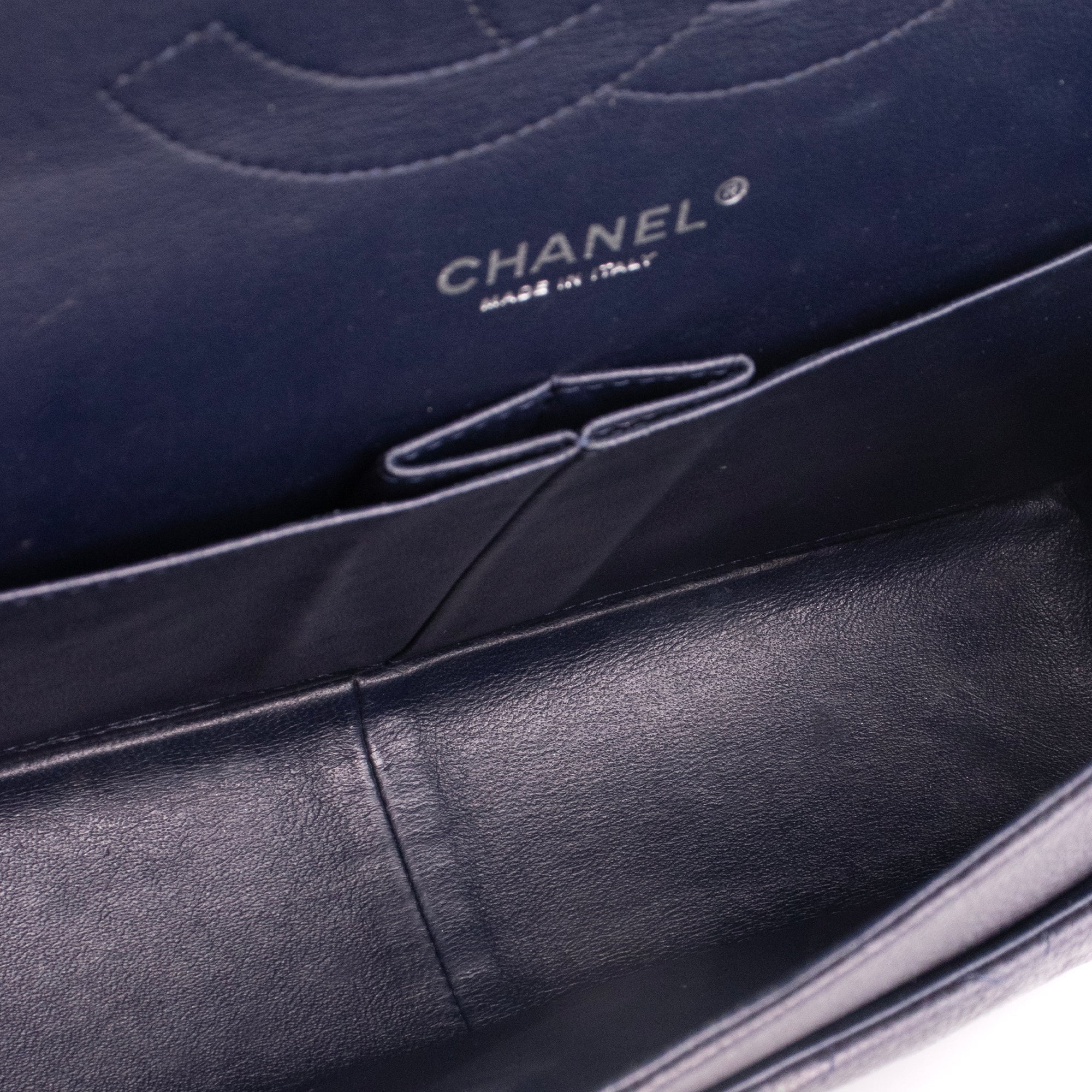 CHANEL - Sac à bandoulière Classique/Timeless Jumbo Chanel en cuir caviar bleu marine