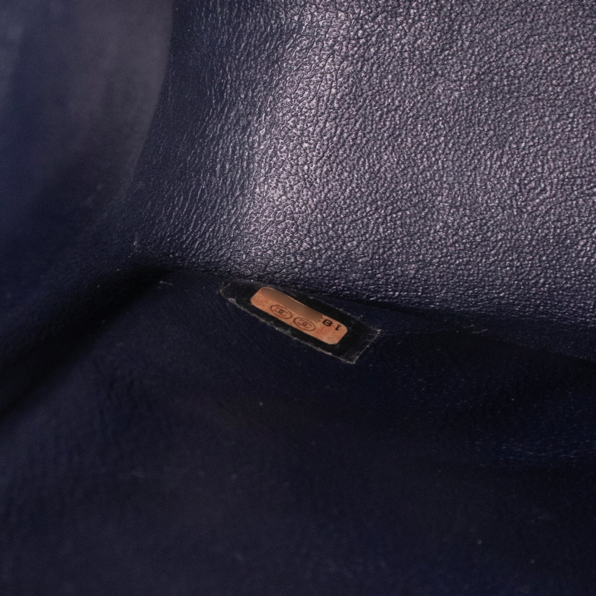 CHANEL - Sac à bandoulière Classique/Timeless Jumbo Chanel en cuir caviar bleu marine