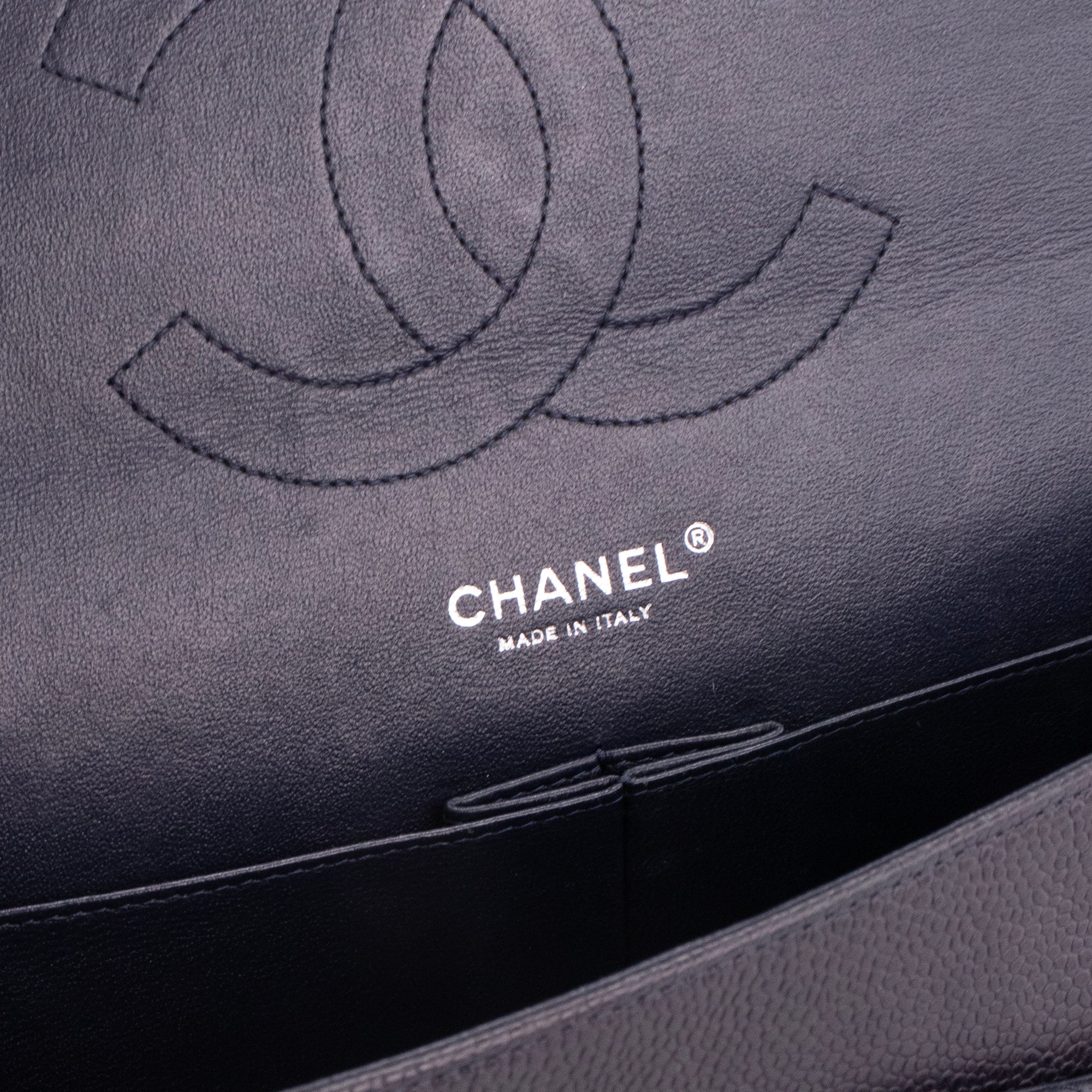 CHANEL - Sac à bandoulière Classique/Timeless Jumbo Chanel en cuir caviar bleu marine