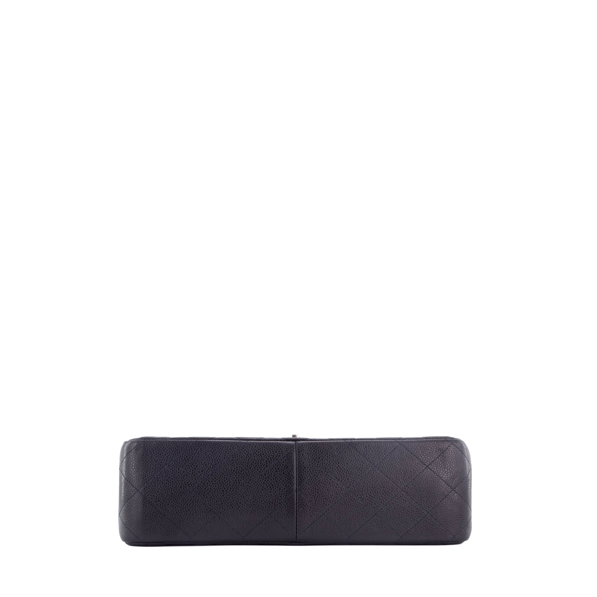CHANEL - Sac à bandoulière Classique/Timeless Jumbo Chanel en cuir caviar bleu marine