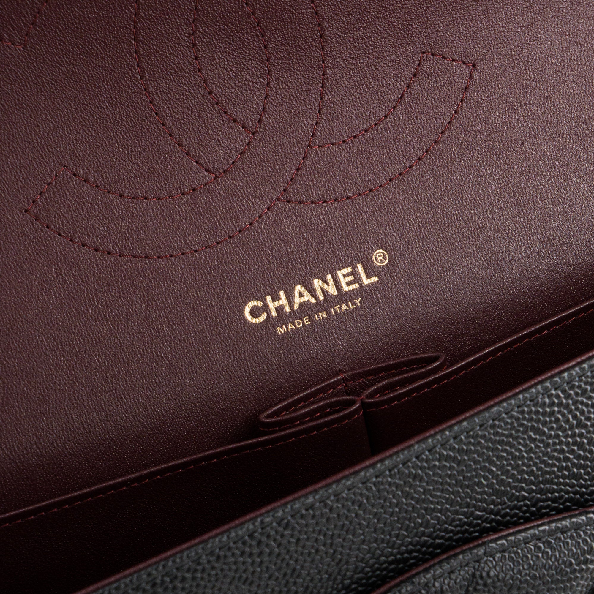 CHANEL - Sac à bandoulière Classique/Timeless Jumbo Chanel en cuir caviar noir