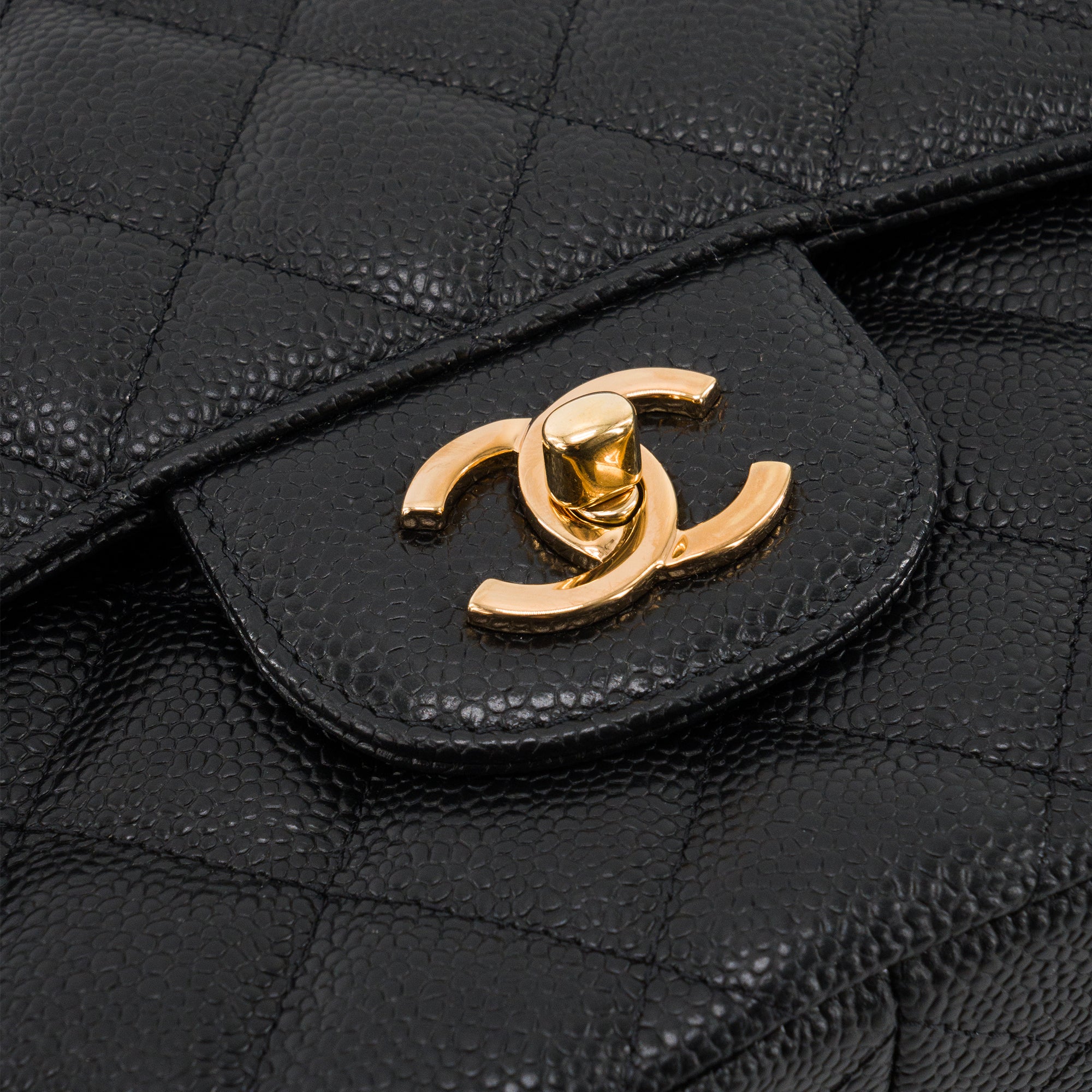 CHANEL - Sac à bandoulière Classique/Timeless Jumbo Chanel en cuir caviar noir